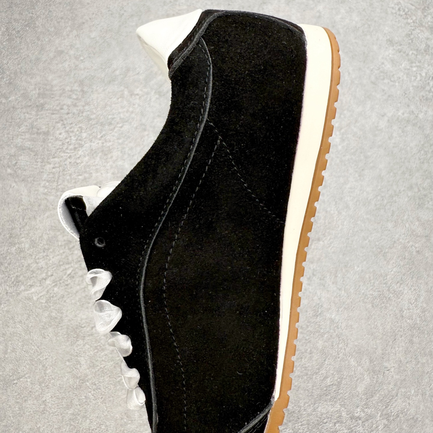 图片[7]-Alo yoga Sunset 舒适生活休闲鞋 男女同款 品牌故事Alo Yoga于2007年创立于洛杉矶，意在传播有意识的运动，同时激发人们的健康识与创造力。品牌的核心理念在于制作能够带来完美体验的瑜伽服饰与功能性单品，让有意识的运动融入并改变生活。Alo Yoga将其设计延伸到日常服饰概念，坚持不懈地捕捉当代时尚潮流，将品牌的运动美学理念、精致前卫的设计与舒适功能面料完美结合。与此同时，Alo Yoga的设计受到了时尚界人士与名人们的追捧，Talor Swift、Kendall Jenner等街拍照片中都曾出现品牌不同单品的身影。实拍调校N版已经零色差零失真 百分百还原实物色彩所见即所得 不存在货不对板色差等低级问题 选购参考实物拍摄 不混卖不参货 只用心做好货严格选品 承诺混一赔十 尺码：36 36.5 37.5 38 38.5 39 40 40.5 41 42 42.5 43 44 44.5 45-选品中心