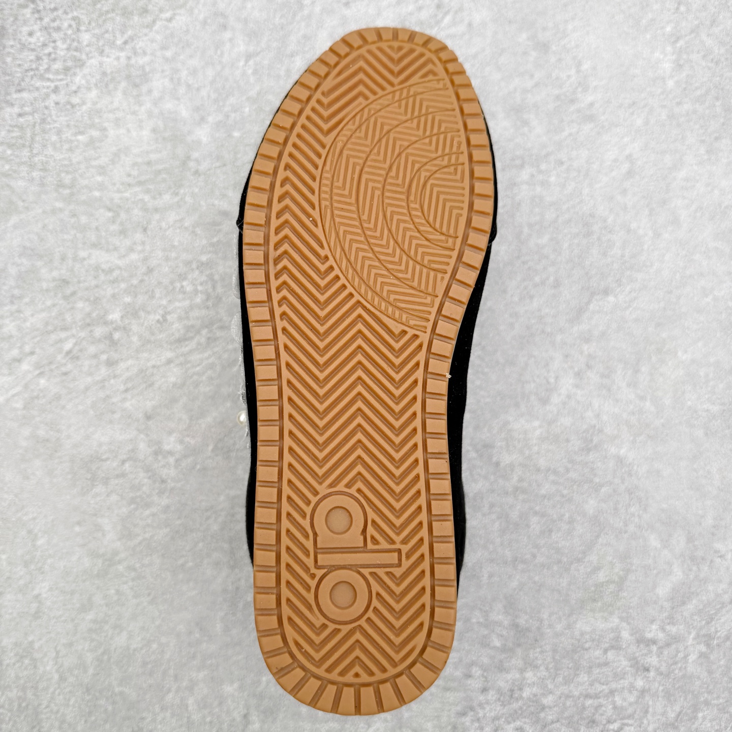 图片[9]-Alo yoga Sunset 舒适生活休闲鞋 男女同款 品牌故事Alo Yoga于2007年创立于洛杉矶，意在传播有意识的运动，同时激发人们的健康识与创造力。品牌的核心理念在于制作能够带来完美体验的瑜伽服饰与功能性单品，让有意识的运动融入并改变生活。Alo Yoga将其设计延伸到日常服饰概念，坚持不懈地捕捉当代时尚潮流，将品牌的运动美学理念、精致前卫的设计与舒适功能面料完美结合。与此同时，Alo Yoga的设计受到了时尚界人士与名人们的追捧，Talor Swift、Kendall Jenner等街拍照片中都曾出现品牌不同单品的身影。实拍调校N版已经零色差零失真 百分百还原实物色彩所见即所得 不存在货不对板色差等低级问题 选购参考实物拍摄 不混卖不参货 只用心做好货严格选品 承诺混一赔十 尺码：36 36.5 37.5 38 38.5 39 40 40.5 41 42 42.5 43 44 44.5 45-选品中心