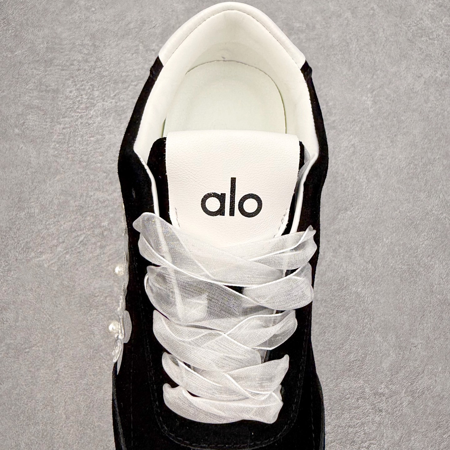 图片[5]-Alo yoga Sunset 舒适生活休闲鞋 男女同款 品牌故事Alo Yoga于2007年创立于洛杉矶，意在传播有意识的运动，同时激发人们的健康识与创造力。品牌的核心理念在于制作能够带来完美体验的瑜伽服饰与功能性单品，让有意识的运动融入并改变生活。Alo Yoga将其设计延伸到日常服饰概念，坚持不懈地捕捉当代时尚潮流，将品牌的运动美学理念、精致前卫的设计与舒适功能面料完美结合。与此同时，Alo Yoga的设计受到了时尚界人士与名人们的追捧，Talor Swift、Kendall Jenner等街拍照片中都曾出现品牌不同单品的身影。实拍调校N版已经零色差零失真 百分百还原实物色彩所见即所得 不存在货不对板色差等低级问题 选购参考实物拍摄 不混卖不参货 只用心做好货严格选品 承诺混一赔十 尺码：36 36.5 37.5 38 38.5 39 40 40.5 41 42 42.5 43 44 44.5 45-选品中心