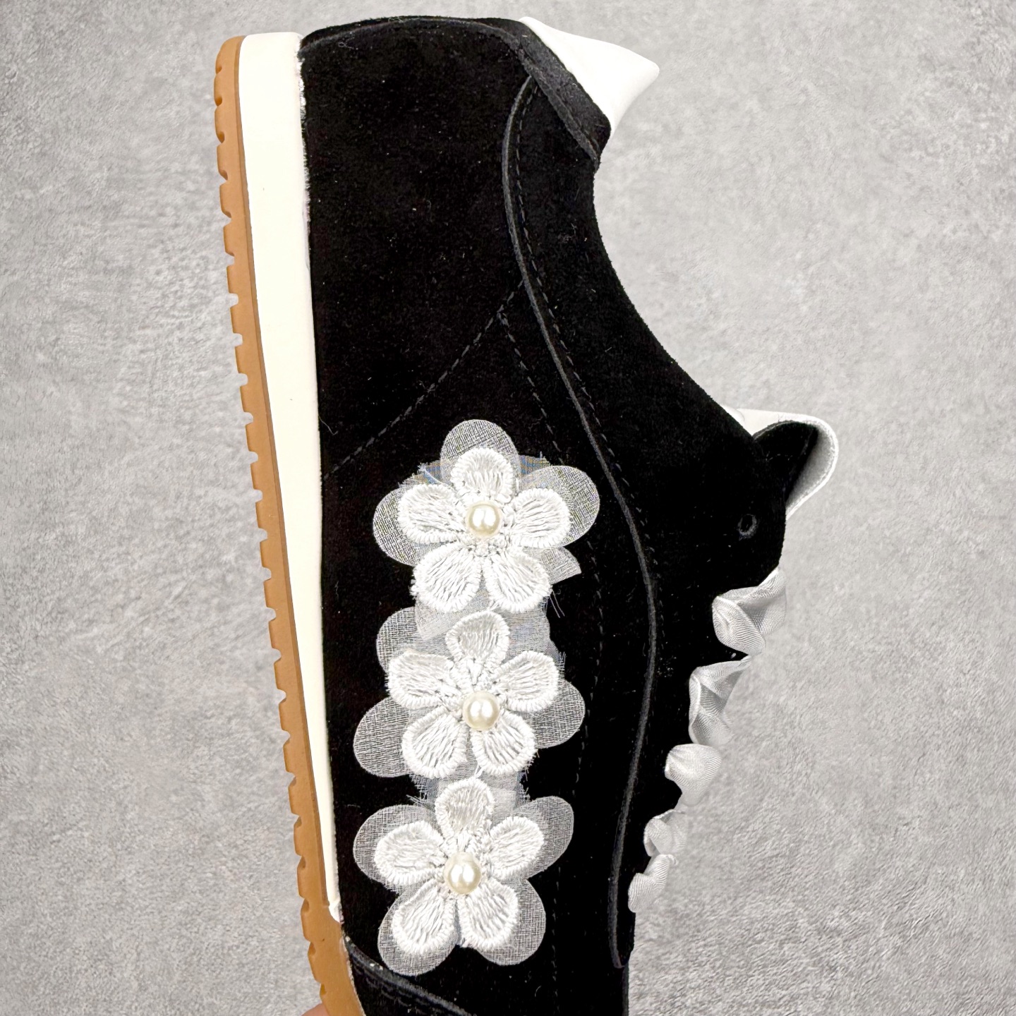 图片[6]-Alo yoga Sunset 舒适生活休闲鞋 男女同款 品牌故事Alo Yoga于2007年创立于洛杉矶，意在传播有意识的运动，同时激发人们的健康识与创造力。品牌的核心理念在于制作能够带来完美体验的瑜伽服饰与功能性单品，让有意识的运动融入并改变生活。Alo Yoga将其设计延伸到日常服饰概念，坚持不懈地捕捉当代时尚潮流，将品牌的运动美学理念、精致前卫的设计与舒适功能面料完美结合。与此同时，Alo Yoga的设计受到了时尚界人士与名人们的追捧，Talor Swift、Kendall Jenner等街拍照片中都曾出现品牌不同单品的身影。实拍调校N版已经零色差零失真 百分百还原实物色彩所见即所得 不存在货不对板色差等低级问题 选购参考实物拍摄 不混卖不参货 只用心做好货严格选品 承诺混一赔十 尺码：36 36.5 37.5 38 38.5 39 40 40.5 41 42 42.5 43 44 44.5 45-选品中心