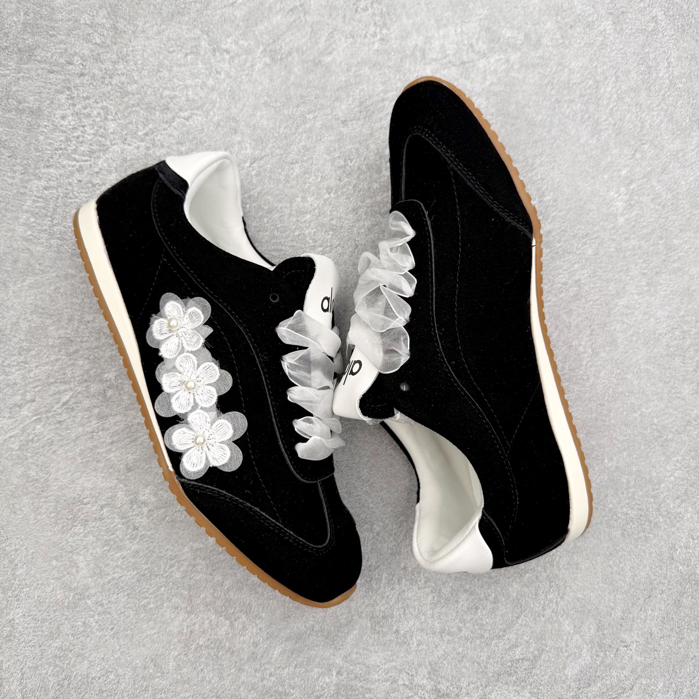 图片[3]-Alo yoga Sunset 舒适生活休闲鞋 男女同款 品牌故事Alo Yoga于2007年创立于洛杉矶，意在传播有意识的运动，同时激发人们的健康识与创造力。品牌的核心理念在于制作能够带来完美体验的瑜伽服饰与功能性单品，让有意识的运动融入并改变生活。Alo Yoga将其设计延伸到日常服饰概念，坚持不懈地捕捉当代时尚潮流，将品牌的运动美学理念、精致前卫的设计与舒适功能面料完美结合。与此同时，Alo Yoga的设计受到了时尚界人士与名人们的追捧，Talor Swift、Kendall Jenner等街拍照片中都曾出现品牌不同单品的身影。实拍调校N版已经零色差零失真 百分百还原实物色彩所见即所得 不存在货不对板色差等低级问题 选购参考实物拍摄 不混卖不参货 只用心做好货严格选品 承诺混一赔十 尺码：36 36.5 37.5 38 38.5 39 40 40.5 41 42 42.5 43 44 44.5 45-选品中心