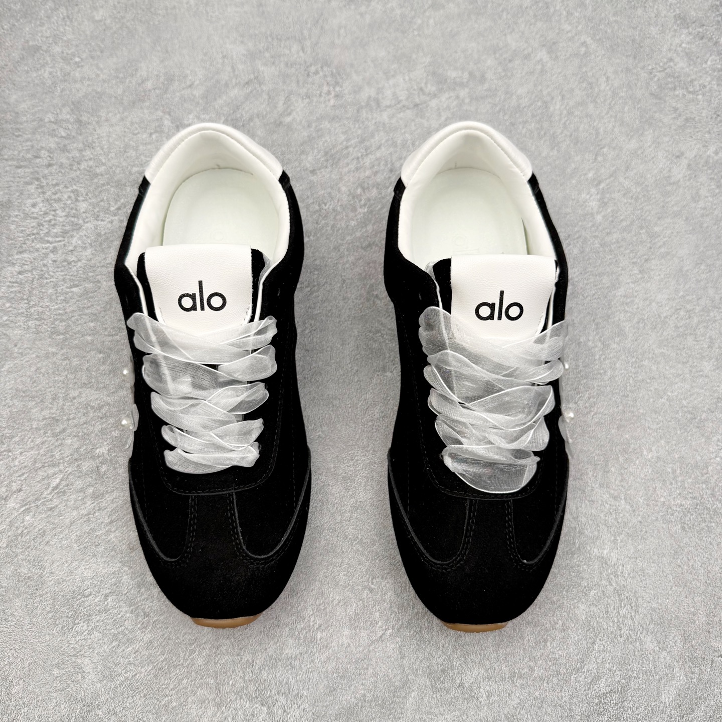 图片[2]-Alo yoga Sunset 舒适生活休闲鞋 男女同款 品牌故事Alo Yoga于2007年创立于洛杉矶，意在传播有意识的运动，同时激发人们的健康识与创造力。品牌的核心理念在于制作能够带来完美体验的瑜伽服饰与功能性单品，让有意识的运动融入并改变生活。Alo Yoga将其设计延伸到日常服饰概念，坚持不懈地捕捉当代时尚潮流，将品牌的运动美学理念、精致前卫的设计与舒适功能面料完美结合。与此同时，Alo Yoga的设计受到了时尚界人士与名人们的追捧，Talor Swift、Kendall Jenner等街拍照片中都曾出现品牌不同单品的身影。实拍调校N版已经零色差零失真 百分百还原实物色彩所见即所得 不存在货不对板色差等低级问题 选购参考实物拍摄 不混卖不参货 只用心做好货严格选品 承诺混一赔十 尺码：36 36.5 37.5 38 38.5 39 40 40.5 41 42 42.5 43 44 44.5 45-选品中心