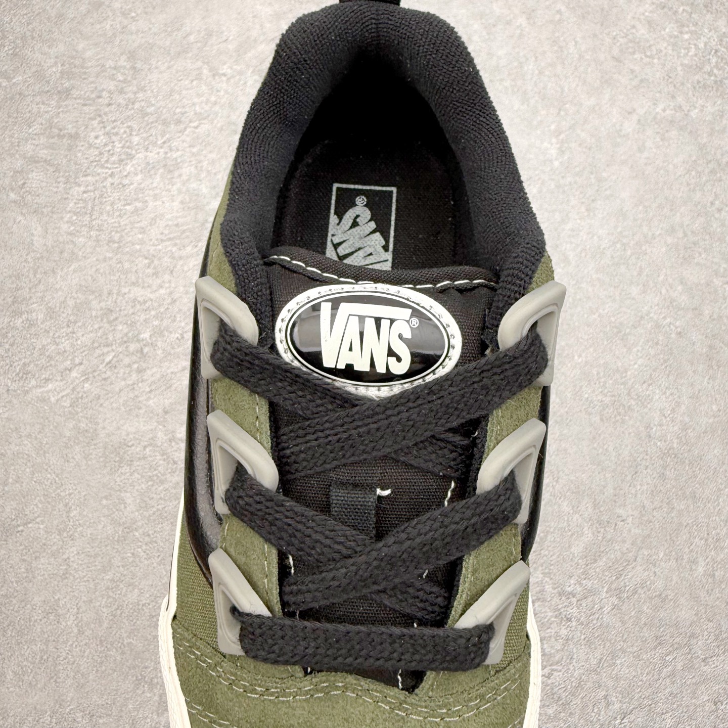 图片[5]-Vans Knu Skool 闪电面包鞋 经典军绿主色 肥胖版大Logo 鞋底侧边搭配闪电标志⚡️复古酷炫 尺码：35 36 36.5 37 38 38.5 39 40 40.5 41 42 42.5 43 44 45 工艺：硫化1：1（重量1：1、真标、原钢印、材质标、鞋型标、合格证）-选品中心