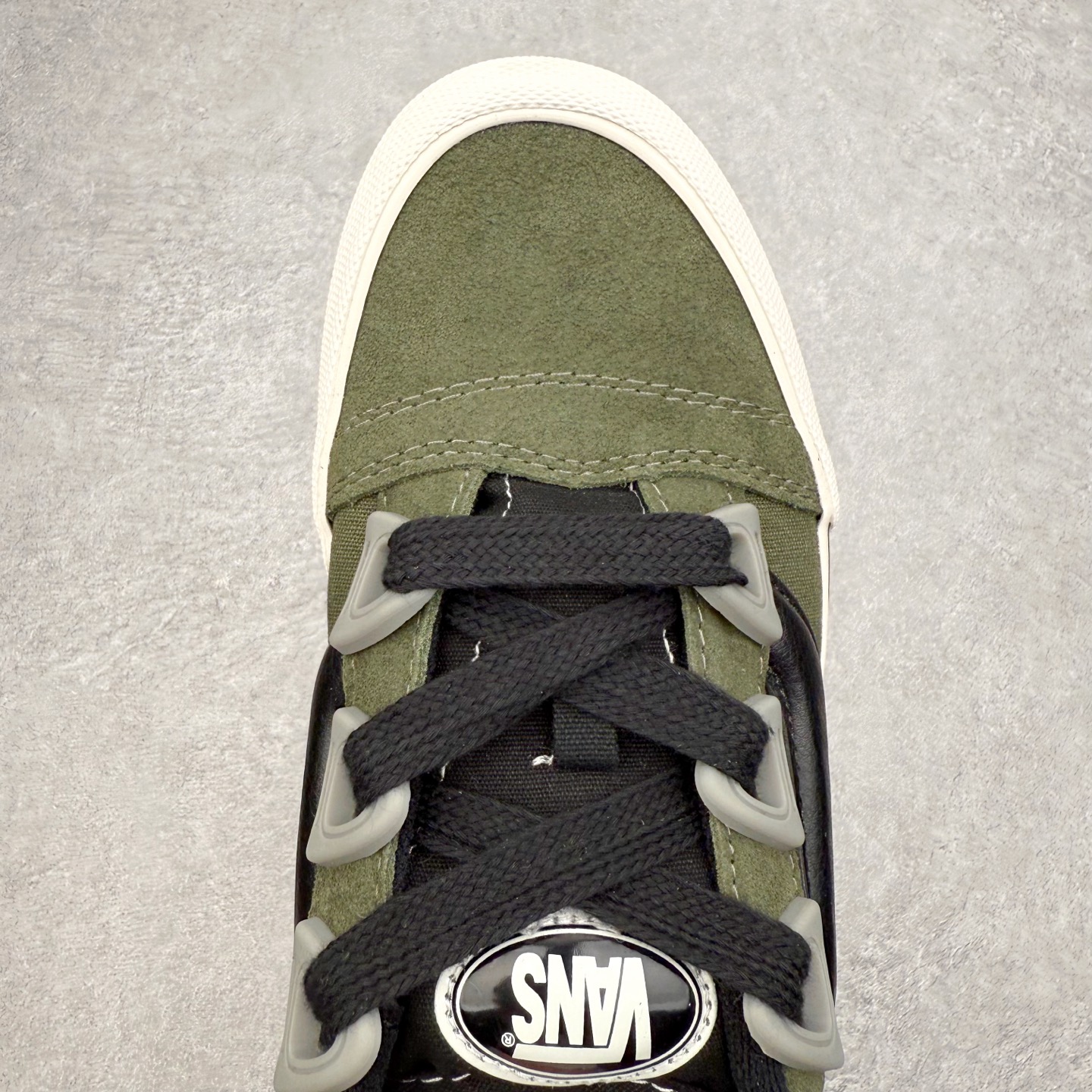 图片[4]-Vans Knu Skool 闪电面包鞋 经典军绿主色 肥胖版大Logo 鞋底侧边搭配闪电标志⚡️复古酷炫 尺码：35 36 36.5 37 38 38.5 39 40 40.5 41 42 42.5 43 44 45 工艺：硫化1：1（重量1：1、真标、原钢印、材质标、鞋型标、合格证）-选品中心