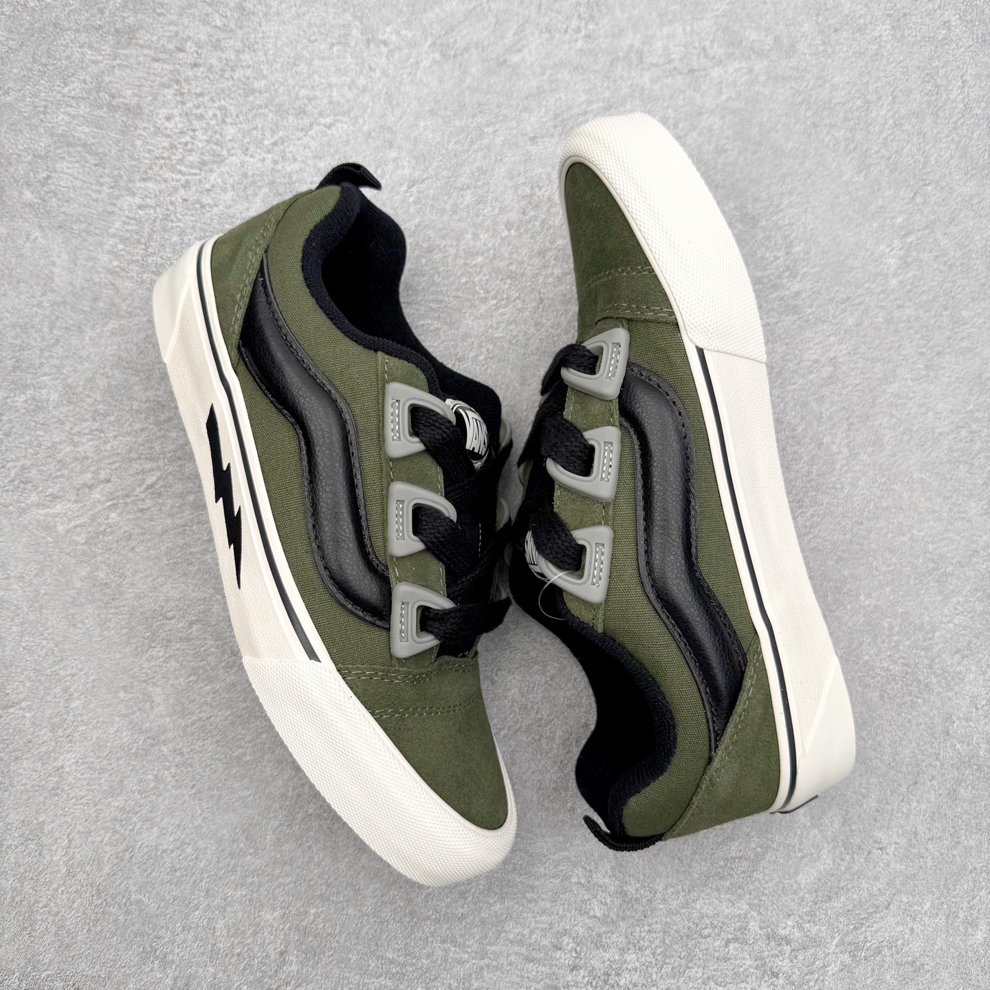 图片[3]-Vans Knu Skool 闪电面包鞋 经典军绿主色 肥胖版大Logo 鞋底侧边搭配闪电标志⚡️复古酷炫 尺码：35 36 36.5 37 38 38.5 39 40 40.5 41 42 42.5 43 44 45 工艺：硫化1：1（重量1：1、真标、原钢印、材质标、鞋型标、合格证）-选品中心