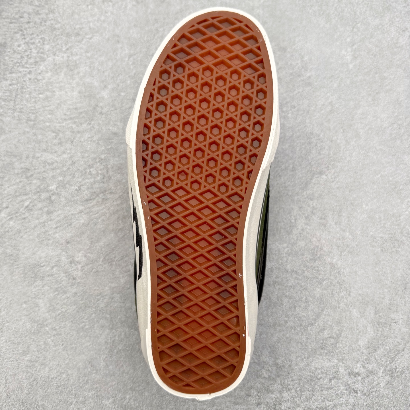 图片[9]-Vans Knu Skool 闪电面包鞋 经典军绿主色 肥胖版大Logo 鞋底侧边搭配闪电标志⚡️复古酷炫 尺码：35 36 36.5 37 38 38.5 39 40 40.5 41 42 42.5 43 44 45 工艺：硫化1：1（重量1：1、真标、原钢印、材质标、鞋型标、合格证）-选品中心