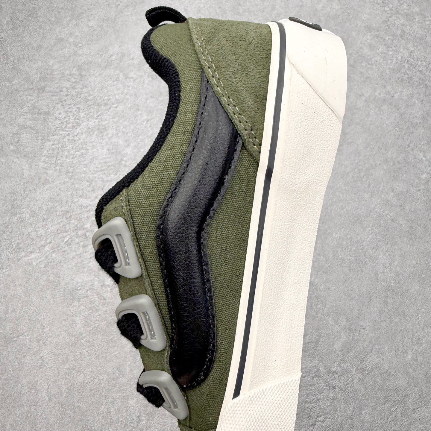 图片[7]-Vans Knu Skool 闪电面包鞋 经典军绿主色 肥胖版大Logo 鞋底侧边搭配闪电标志⚡️复古酷炫 尺码：35 36 36.5 37 38 38.5 39 40 40.5 41 42 42.5 43 44 45 工艺：硫化1：1（重量1：1、真标、原钢印、材质标、鞋型标、合格证）-选品中心