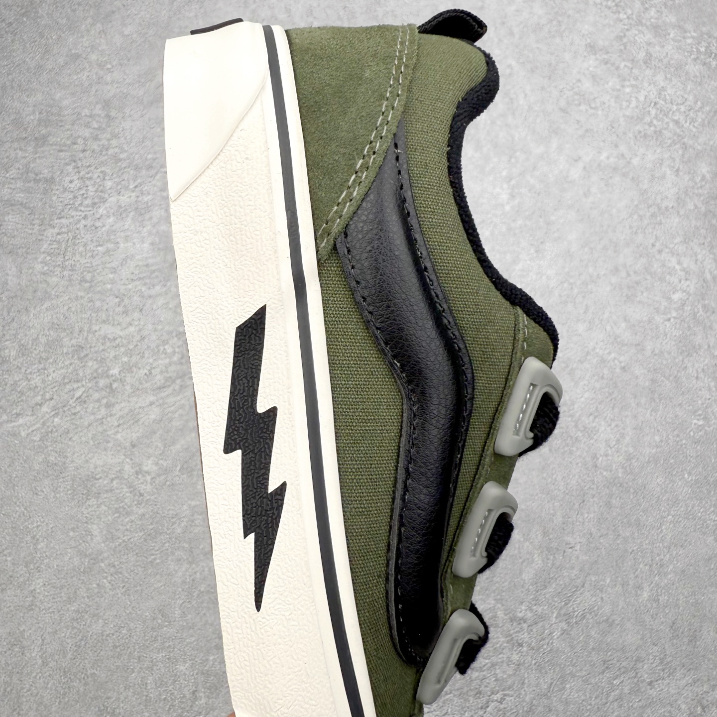 图片[6]-Vans Knu Skool 闪电面包鞋 经典军绿主色 肥胖版大Logo 鞋底侧边搭配闪电标志⚡️复古酷炫 尺码：35 36 36.5 37 38 38.5 39 40 40.5 41 42 42.5 43 44 45 工艺：硫化1：1（重量1：1、真标、原钢印、材质标、鞋型标、合格证）-选品中心