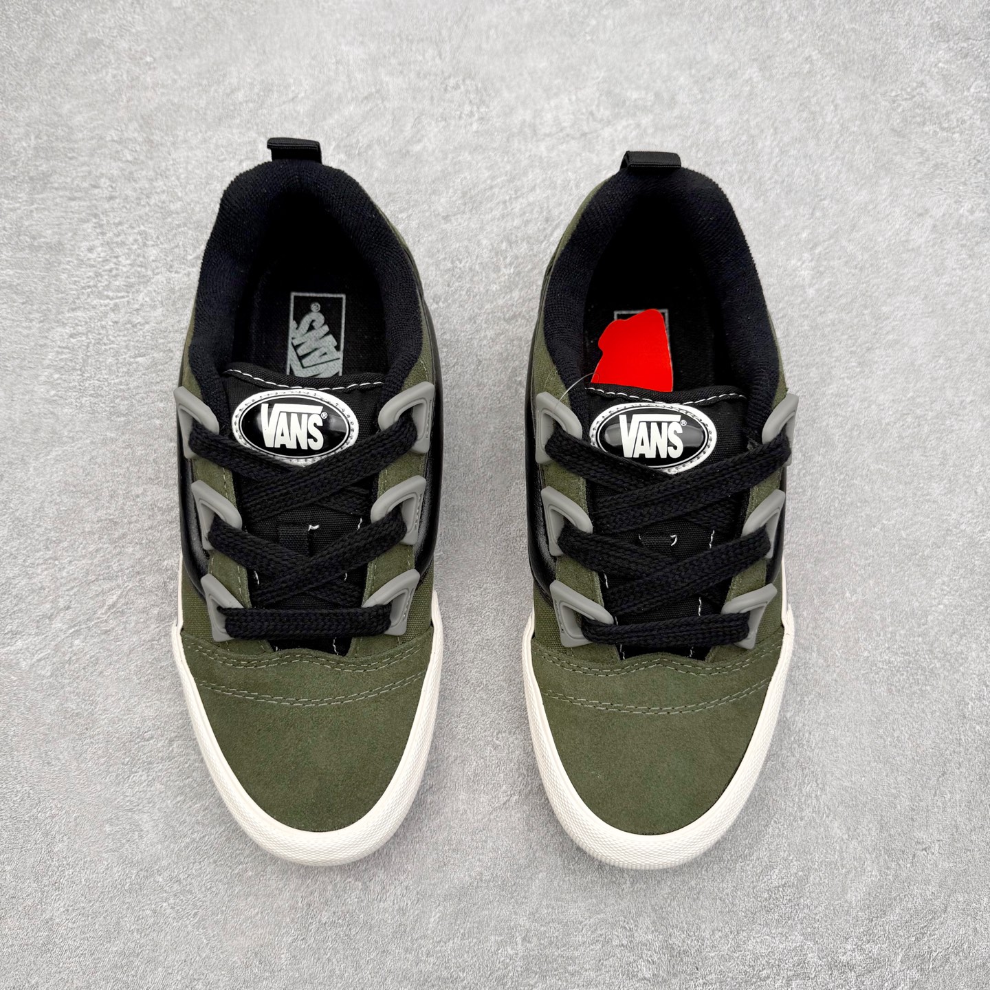 图片[2]-Vans Knu Skool 闪电面包鞋 经典军绿主色 肥胖版大Logo 鞋底侧边搭配闪电标志⚡️复古酷炫 尺码：35 36 36.5 37 38 38.5 39 40 40.5 41 42 42.5 43 44 45 工艺：硫化1：1（重量1：1、真标、原钢印、材质标、鞋型标、合格证）-选品中心