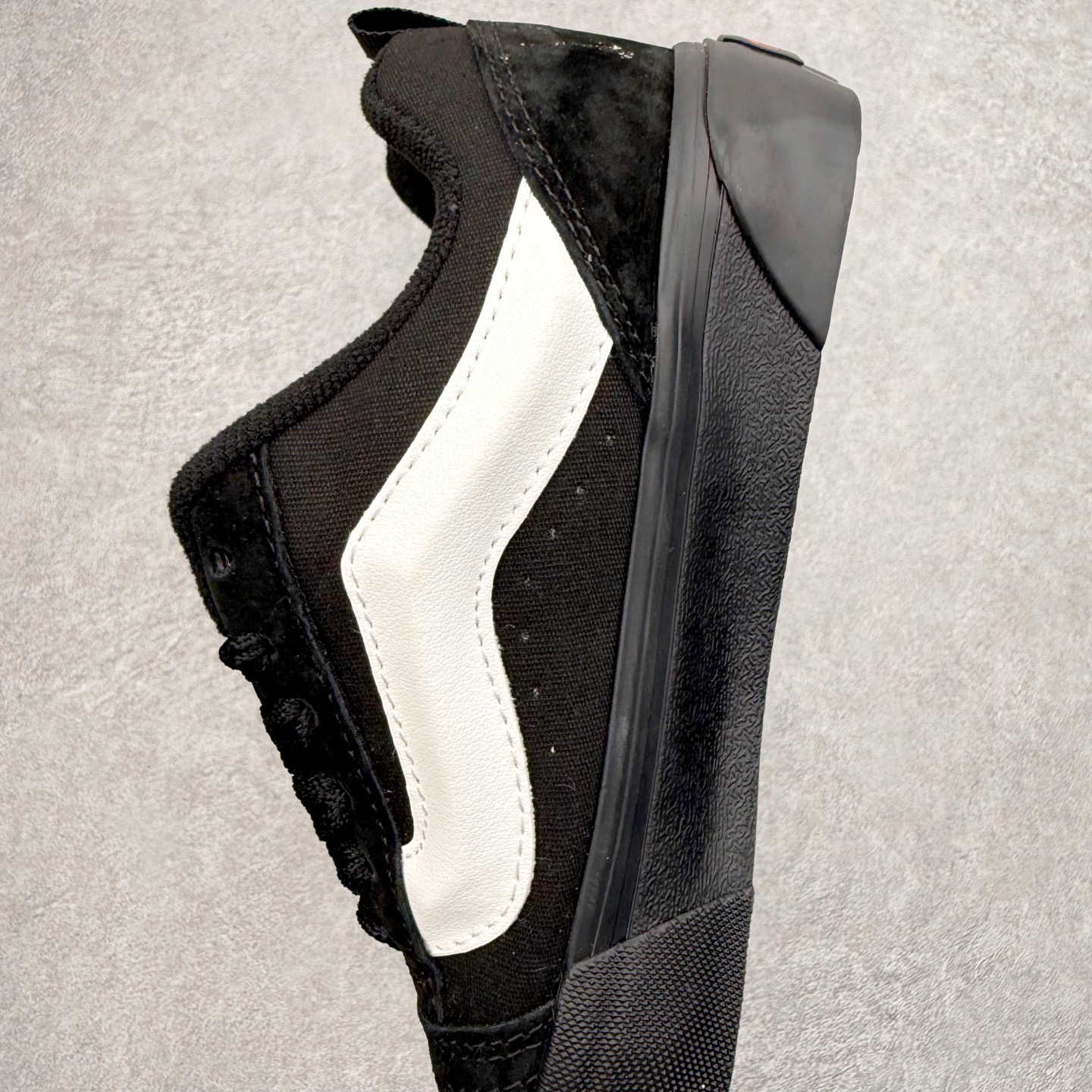 图片[6]-Vans Knu Skool 黑武士闪电面包鞋 经典黑白主色 肥胖版大Logo 鞋底侧边搭配闪电标志⚡️复古酷炫 尺码：35 36 36.5 37 38 38.5 39 40 40.5 41 42 42.5 43 44 45 工艺：硫化1：1（重量1：1、真标、原钢印、材质标、鞋型标、合格证）-选品中心