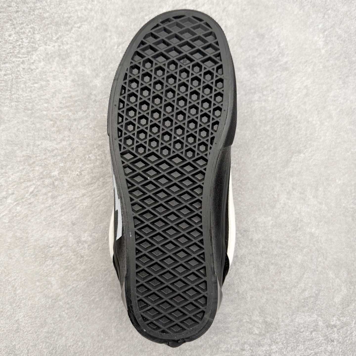 图片[8]-Vans Knu Skool 黑武士闪电面包鞋 经典黑白主色 肥胖版大Logo 鞋底侧边搭配闪电标志⚡️复古酷炫 尺码：35 36 36.5 37 38 38.5 39 40 40.5 41 42 42.5 43 44 45 工艺：硫化1：1（重量1：1、真标、原钢印、材质标、鞋型标、合格证）-选品中心