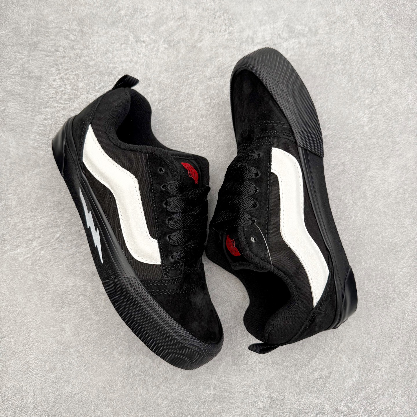 图片[3]-Vans Knu Skool 黑武士闪电面包鞋 经典黑白主色 肥胖版大Logo 鞋底侧边搭配闪电标志⚡️复古酷炫 尺码：35 36 36.5 37 38 38.5 39 40 40.5 41 42 42.5 43 44 45 工艺：硫化1：1（重量1：1、真标、原钢印、材质标、鞋型标、合格证）-选品中心