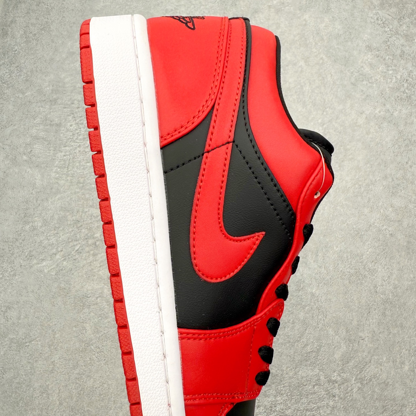 图片[6]-＃福利特价 Air Jordan AJ1 Low 低帮系列 百分百全新货品 零氧化发霉 给足利润空间操作 超乎所想的高性价比 原装楦头纸板开发 完美鞋型 超高清洁度 鞋型不臃肿别扭 原厂内置全掌气垫 A模大底 鞋舌AJ原厂专用牛津布 AJ专用反口珍珠布 原厂无杂质高弹内里海棉 特殊封边弹力鞋带 原鞋开模 拒绝公底 购置公司同步原材料 都有细节原汁原味 忠于原版 尺码：36 36.5 37.5 38 38.5 39 40 40.5 41 42 42.5 43 44 44.5 45 46-选品中心