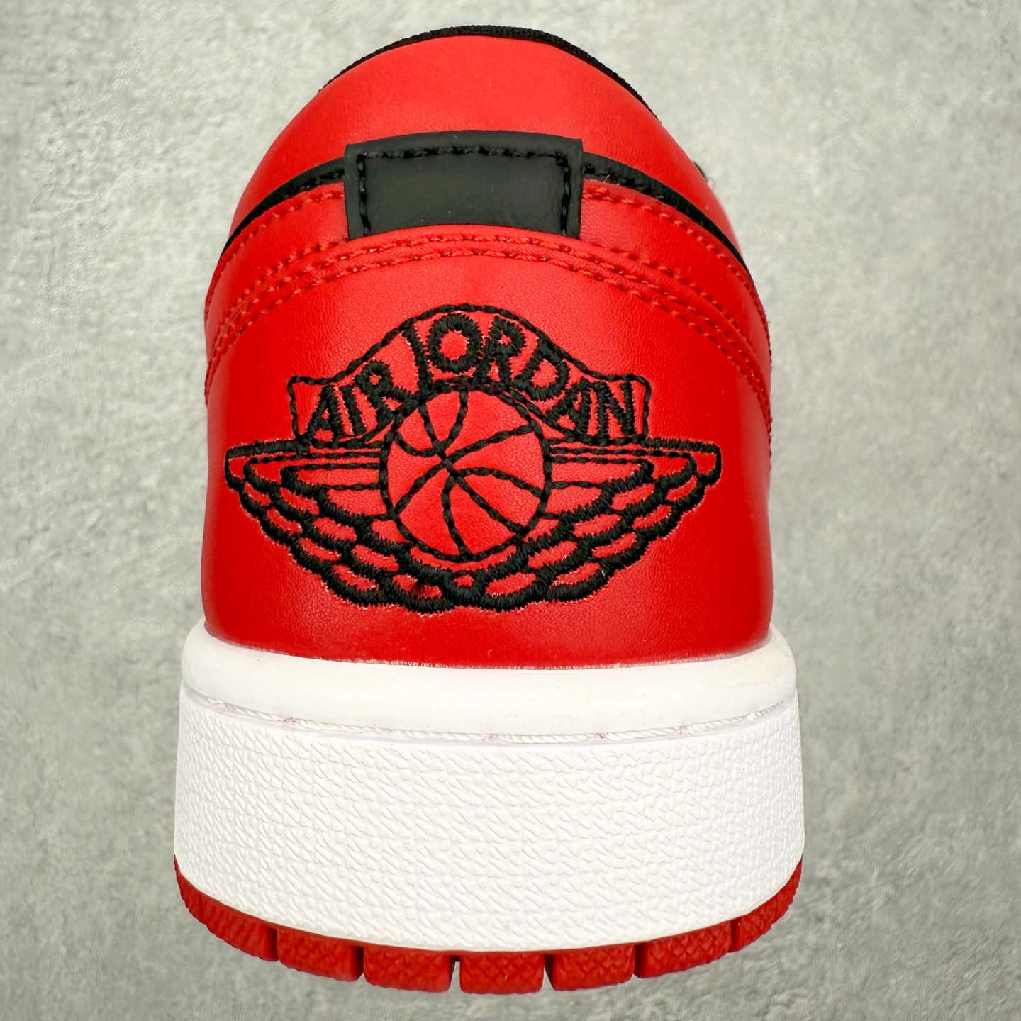 图片[8]-＃福利特价 Air Jordan AJ1 Low 低帮系列 百分百全新货品 零氧化发霉 给足利润空间操作 超乎所想的高性价比 原装楦头纸板开发 完美鞋型 超高清洁度 鞋型不臃肿别扭 原厂内置全掌气垫 A模大底 鞋舌AJ原厂专用牛津布 AJ专用反口珍珠布 原厂无杂质高弹内里海棉 特殊封边弹力鞋带 原鞋开模 拒绝公底 购置公司同步原材料 都有细节原汁原味 忠于原版 尺码：36 36.5 37.5 38 38.5 39 40 40.5 41 42 42.5 43 44 44.5 45 46-选品中心