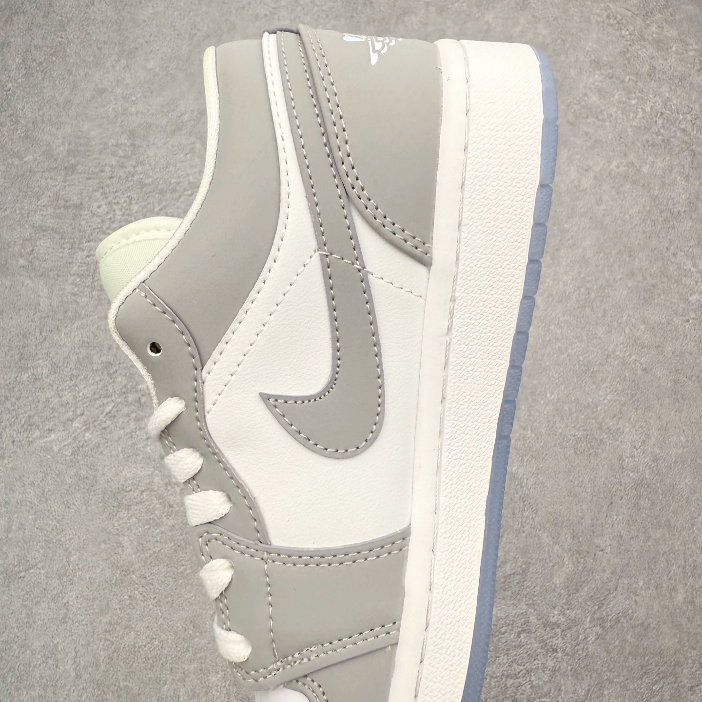 图片[7]-＃福利特价 Air Jordan AJ1 Low 低帮系列 百分百全新货品 零氧化发霉 给足利润空间操作 超乎所想的高性价比 原装楦头纸板开发 完美鞋型 超高清洁度 鞋型不臃肿别扭 原厂内置全掌气垫 A模大底 鞋舌AJ原厂专用牛津布 AJ专用反口珍珠布 原厂无杂质高弹内里海棉 特殊封边弹力鞋带 原鞋开模 拒绝公底 购置公司同步原材料 都有细节原汁原味 忠于原版 尺码：36 36.5 37.5 38 38.5 39 40 40.5 41 42 42.5 43 44 44.5 45 46-选品中心