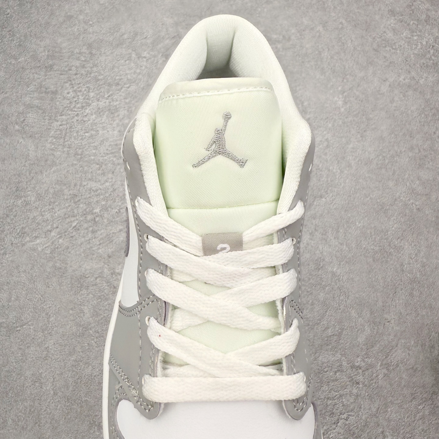 图片[5]-＃福利特价 Air Jordan AJ1 Low 低帮系列 百分百全新货品 零氧化发霉 给足利润空间操作 超乎所想的高性价比 原装楦头纸板开发 完美鞋型 超高清洁度 鞋型不臃肿别扭 原厂内置全掌气垫 A模大底 鞋舌AJ原厂专用牛津布 AJ专用反口珍珠布 原厂无杂质高弹内里海棉 特殊封边弹力鞋带 原鞋开模 拒绝公底 购置公司同步原材料 都有细节原汁原味 忠于原版 尺码：36 36.5 37.5 38 38.5 39 40 40.5 41 42 42.5 43 44 44.5 45 46-选品中心