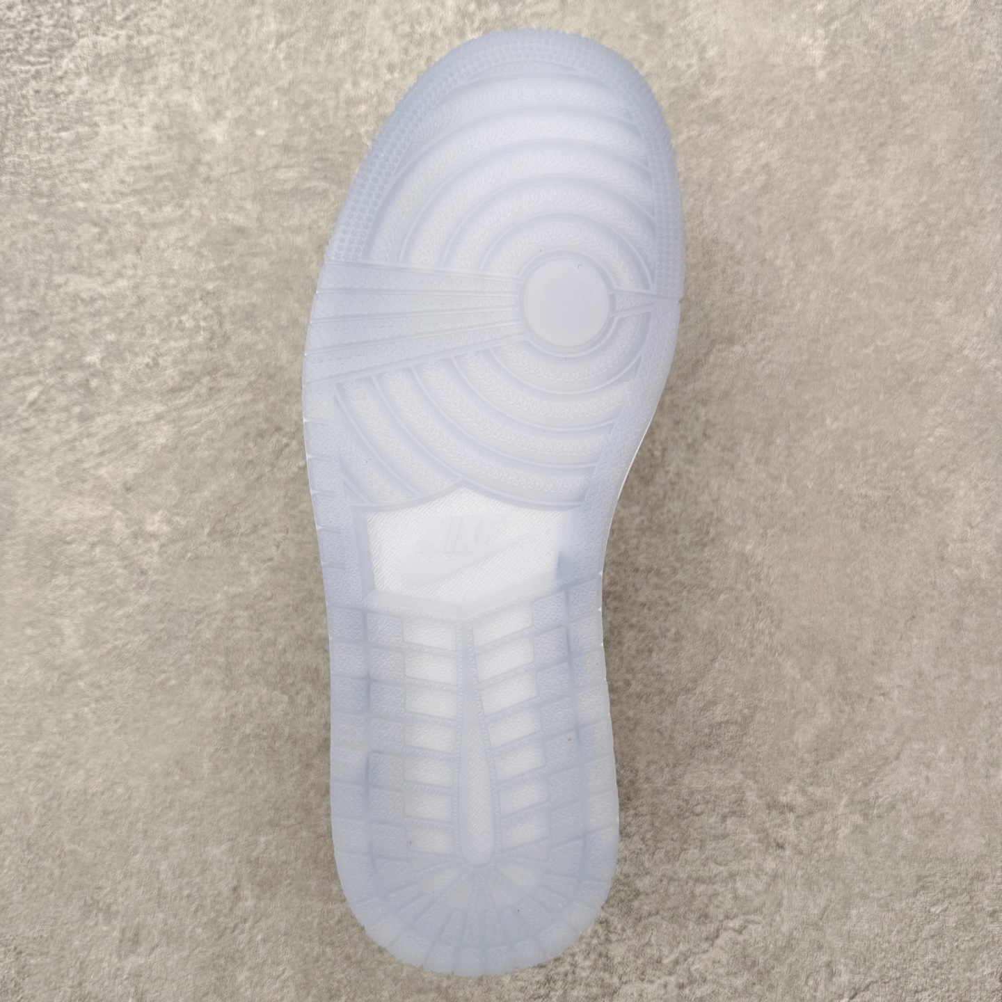 图片[9]-＃福利特价 Air Jordan AJ1 Low 低帮系列 百分百全新货品 零氧化发霉 给足利润空间操作 超乎所想的高性价比 原装楦头纸板开发 完美鞋型 超高清洁度 鞋型不臃肿别扭 原厂内置全掌气垫 A模大底 鞋舌AJ原厂专用牛津布 AJ专用反口珍珠布 原厂无杂质高弹内里海棉 特殊封边弹力鞋带 原鞋开模 拒绝公底 购置公司同步原材料 都有细节原汁原味 忠于原版 尺码：36 36.5 37.5 38 38.5 39 40 40.5 41 42 42.5 43 44 44.5 45 46-选品中心