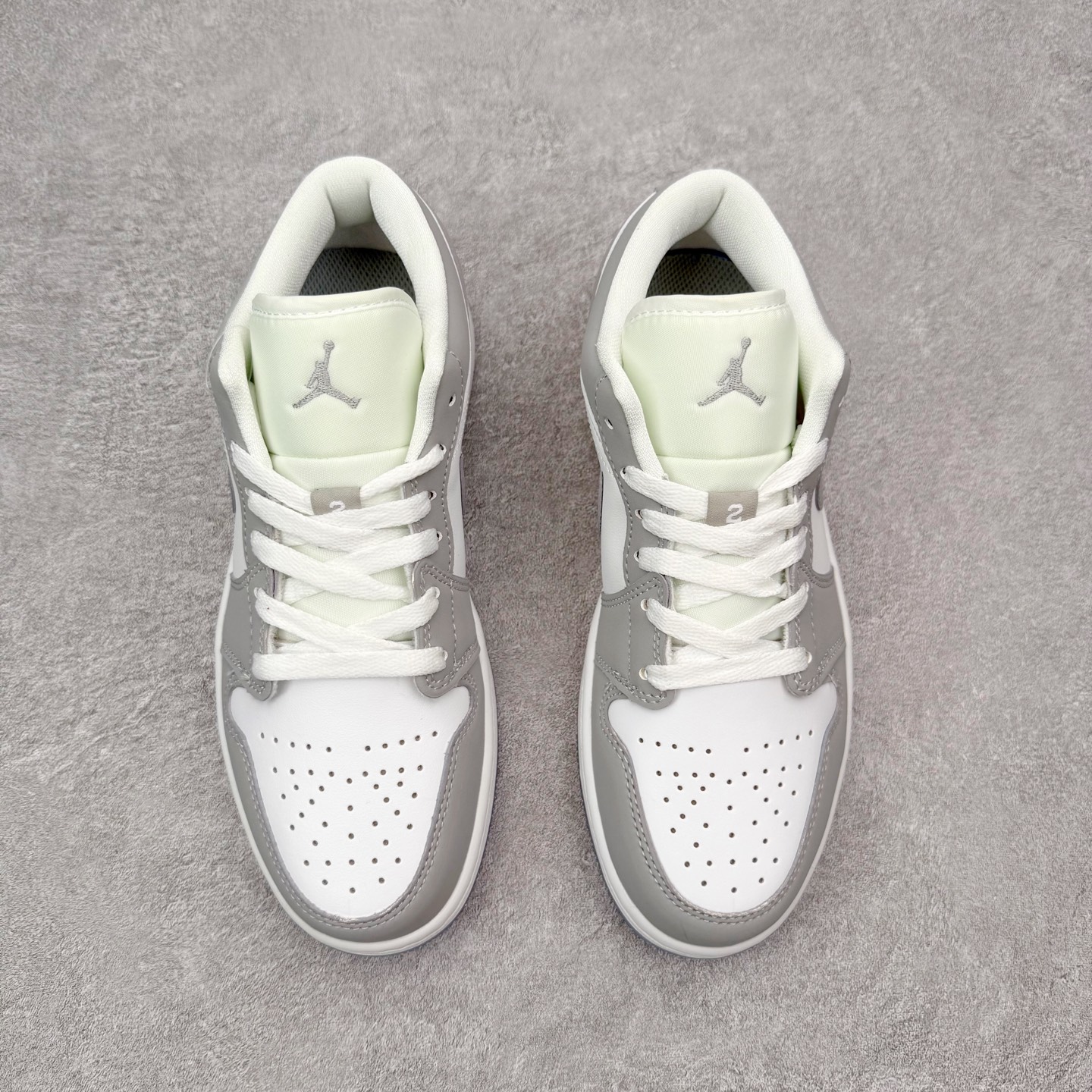 图片[2]-＃福利特价 Air Jordan AJ1 Low 低帮系列 百分百全新货品 零氧化发霉 给足利润空间操作 超乎所想的高性价比 原装楦头纸板开发 完美鞋型 超高清洁度 鞋型不臃肿别扭 原厂内置全掌气垫 A模大底 鞋舌AJ原厂专用牛津布 AJ专用反口珍珠布 原厂无杂质高弹内里海棉 特殊封边弹力鞋带 原鞋开模 拒绝公底 购置公司同步原材料 都有细节原汁原味 忠于原版 尺码：36 36.5 37.5 38 38.5 39 40 40.5 41 42 42.5 43 44 44.5 45 46-选品中心