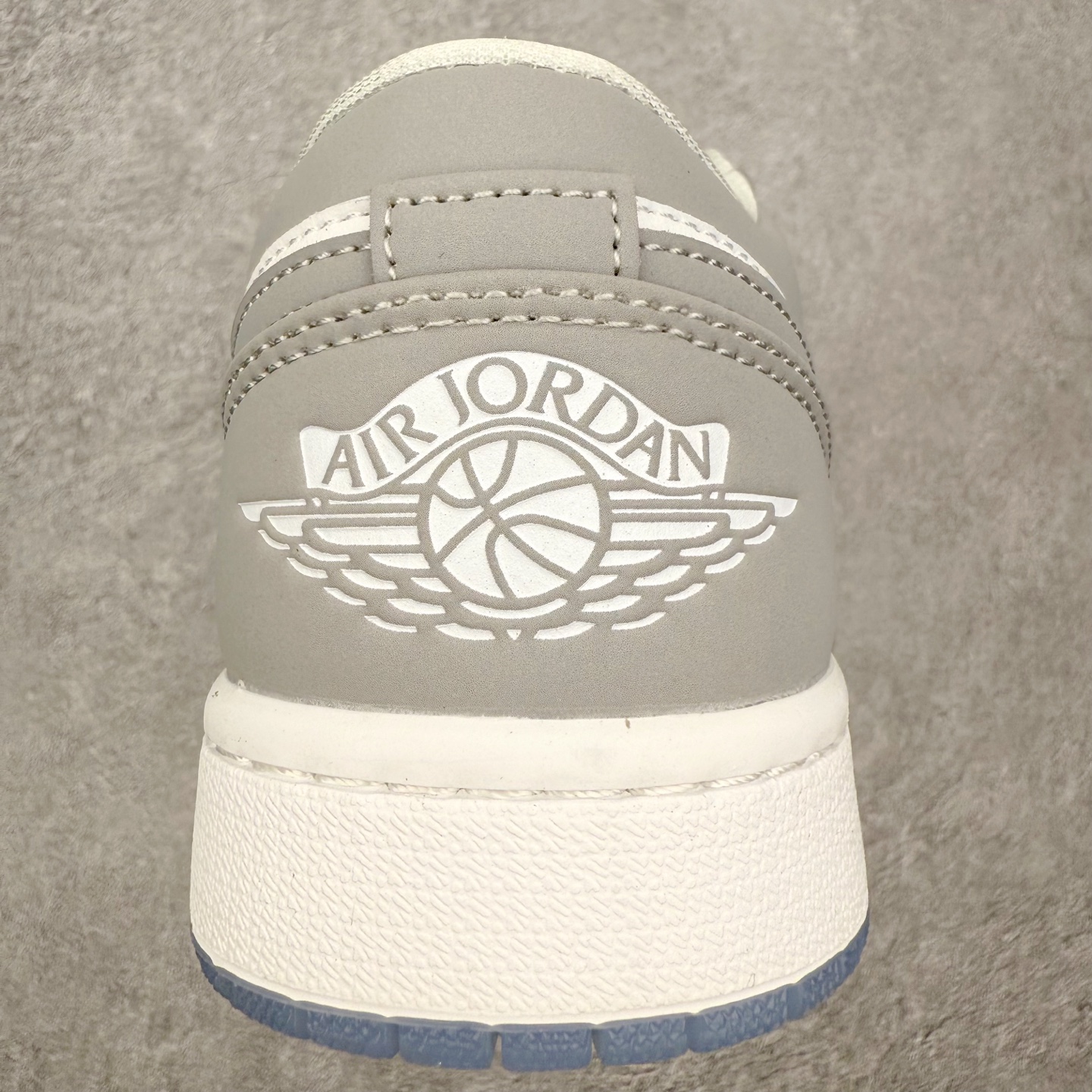 图片[8]-＃福利特价 Air Jordan AJ1 Low 低帮系列 百分百全新货品 零氧化发霉 给足利润空间操作 超乎所想的高性价比 原装楦头纸板开发 完美鞋型 超高清洁度 鞋型不臃肿别扭 原厂内置全掌气垫 A模大底 鞋舌AJ原厂专用牛津布 AJ专用反口珍珠布 原厂无杂质高弹内里海棉 特殊封边弹力鞋带 原鞋开模 拒绝公底 购置公司同步原材料 都有细节原汁原味 忠于原版 尺码：36 36.5 37.5 38 38.5 39 40 40.5 41 42 42.5 43 44 44.5 45 46-选品中心