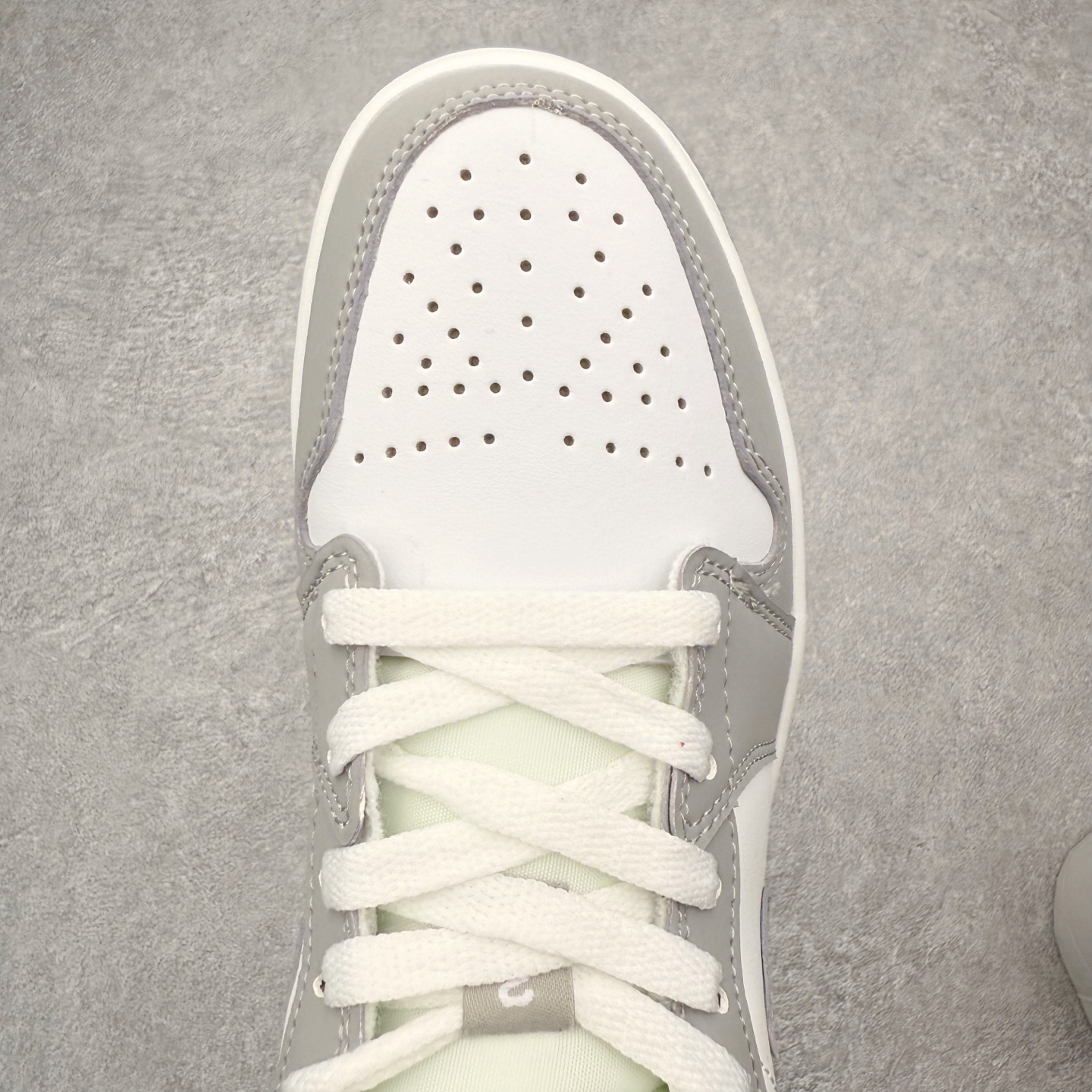 图片[4]-＃福利特价 Air Jordan AJ1 Low 低帮系列 百分百全新货品 零氧化发霉 给足利润空间操作 超乎所想的高性价比 原装楦头纸板开发 完美鞋型 超高清洁度 鞋型不臃肿别扭 原厂内置全掌气垫 A模大底 鞋舌AJ原厂专用牛津布 AJ专用反口珍珠布 原厂无杂质高弹内里海棉 特殊封边弹力鞋带 原鞋开模 拒绝公底 购置公司同步原材料 都有细节原汁原味 忠于原版 尺码：36 36.5 37.5 38 38.5 39 40 40.5 41 42 42.5 43 44 44.5 45 46-选品中心