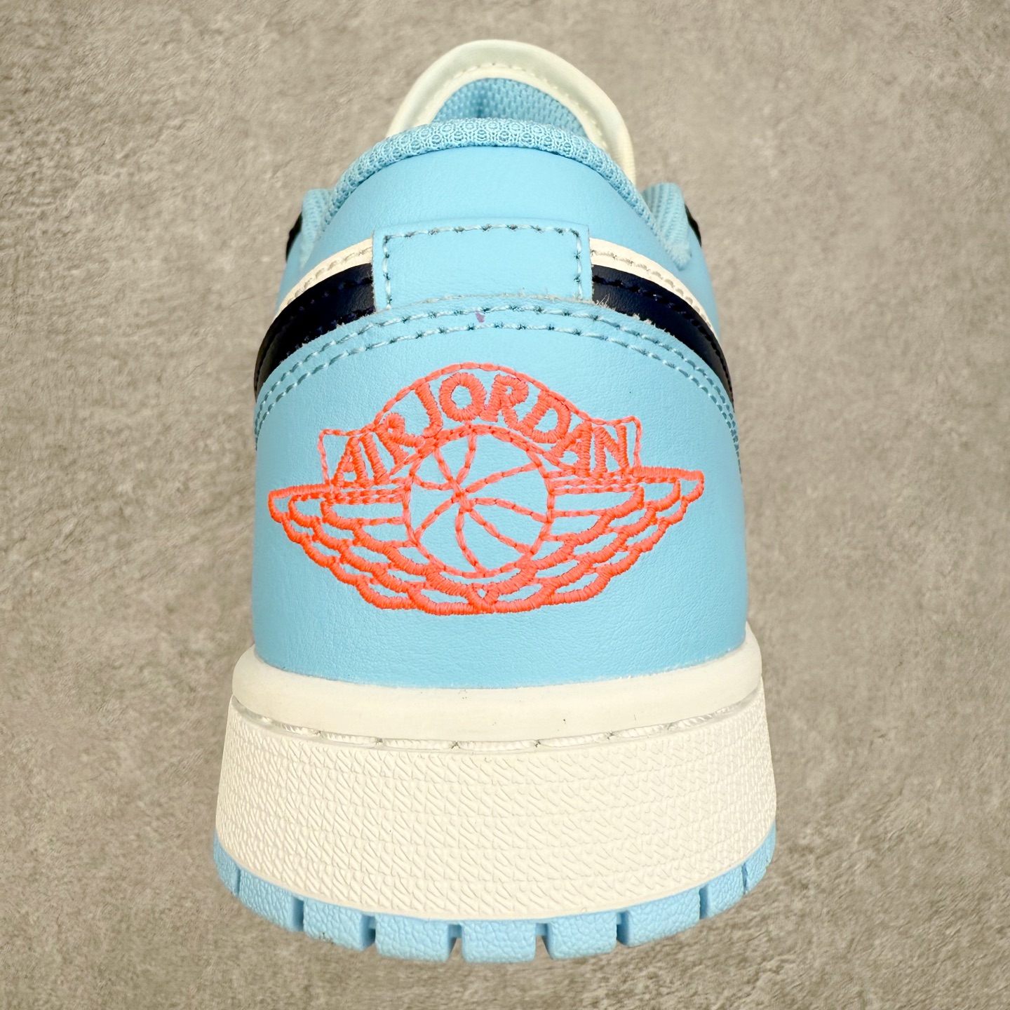 图片[8]-＃DT纯原 Air Jordan AJ1 Low 低帮 553558-149 终端优势供应 市面中低帮最具代表性版本没有之一 口碑大厂出品 品控大底版型不断改良更新 全套原纸板楦头开发 确保原汁原味 完美呈现版型 完美零毛边处理 原厂内置全掌气垫 价格定位良心 平台专用代工流水线出品 一眼公司既视感 拿到手的一瞬间就与众不同 碾压市面所有版本 全部原鞋开发 每一个配色都会采购原鞋确认细节 打破市面看图做货无好货之说 尺码：35.5 36 36.5 37.5 38 38.5 39 40 40.5 41 42 42.5 43 44 44.5 45 46-选品中心