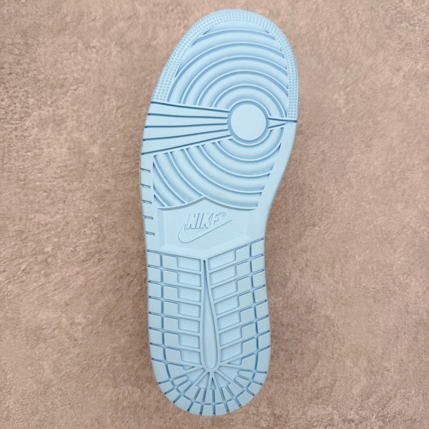 图片[9]-＃DT纯原 Air Jordan AJ1 Low 低帮 553558-149 终端优势供应 市面中低帮最具代表性版本没有之一 口碑大厂出品 品控大底版型不断改良更新 全套原纸板楦头开发 确保原汁原味 完美呈现版型 完美零毛边处理 原厂内置全掌气垫 价格定位良心 平台专用代工流水线出品 一眼公司既视感 拿到手的一瞬间就与众不同 碾压市面所有版本 全部原鞋开发 每一个配色都会采购原鞋确认细节 打破市面看图做货无好货之说 尺码：35.5 36 36.5 37.5 38 38.5 39 40 40.5 41 42 42.5 43 44 44.5 45 46-选品中心