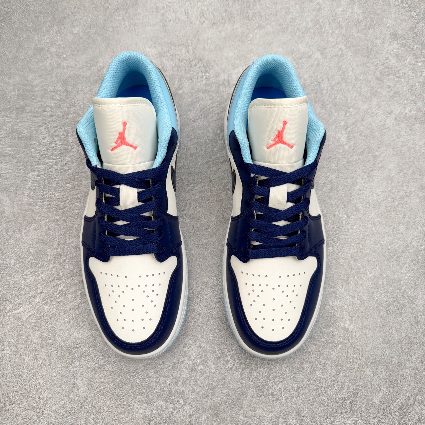 图片[2]-＃DT纯原 Air Jordan AJ1 Low 低帮 553558-149 终端优势供应 市面中低帮最具代表性版本没有之一 口碑大厂出品 品控大底版型不断改良更新 全套原纸板楦头开发 确保原汁原味 完美呈现版型 完美零毛边处理 原厂内置全掌气垫 价格定位良心 平台专用代工流水线出品 一眼公司既视感 拿到手的一瞬间就与众不同 碾压市面所有版本 全部原鞋开发 每一个配色都会采购原鞋确认细节 打破市面看图做货无好货之说 尺码：35.5 36 36.5 37.5 38 38.5 39 40 40.5 41 42 42.5 43 44 44.5 45 46-选品中心