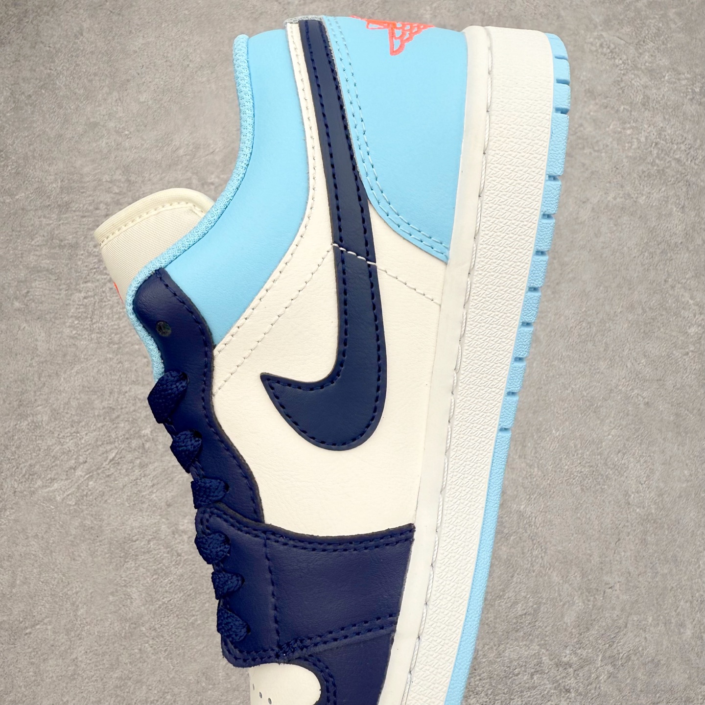 图片[7]-＃DT纯原 Air Jordan AJ1 Low 低帮 553558-149 终端优势供应 市面中低帮最具代表性版本没有之一 口碑大厂出品 品控大底版型不断改良更新 全套原纸板楦头开发 确保原汁原味 完美呈现版型 完美零毛边处理 原厂内置全掌气垫 价格定位良心 平台专用代工流水线出品 一眼公司既视感 拿到手的一瞬间就与众不同 碾压市面所有版本 全部原鞋开发 每一个配色都会采购原鞋确认细节 打破市面看图做货无好货之说 尺码：35.5 36 36.5 37.5 38 38.5 39 40 40.5 41 42 42.5 43 44 44.5 45 46-选品中心