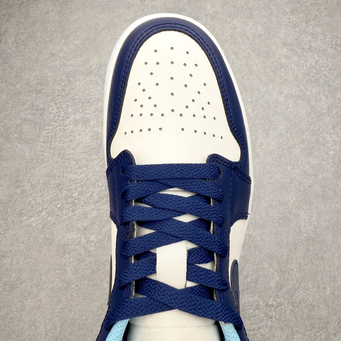 图片[4]-＃DT纯原 Air Jordan AJ1 Low 低帮 553558-149 终端优势供应 市面中低帮最具代表性版本没有之一 口碑大厂出品 品控大底版型不断改良更新 全套原纸板楦头开发 确保原汁原味 完美呈现版型 完美零毛边处理 原厂内置全掌气垫 价格定位良心 平台专用代工流水线出品 一眼公司既视感 拿到手的一瞬间就与众不同 碾压市面所有版本 全部原鞋开发 每一个配色都会采购原鞋确认细节 打破市面看图做货无好货之说 尺码：35.5 36 36.5 37.5 38 38.5 39 40 40.5 41 42 42.5 43 44 44.5 45 46-选品中心