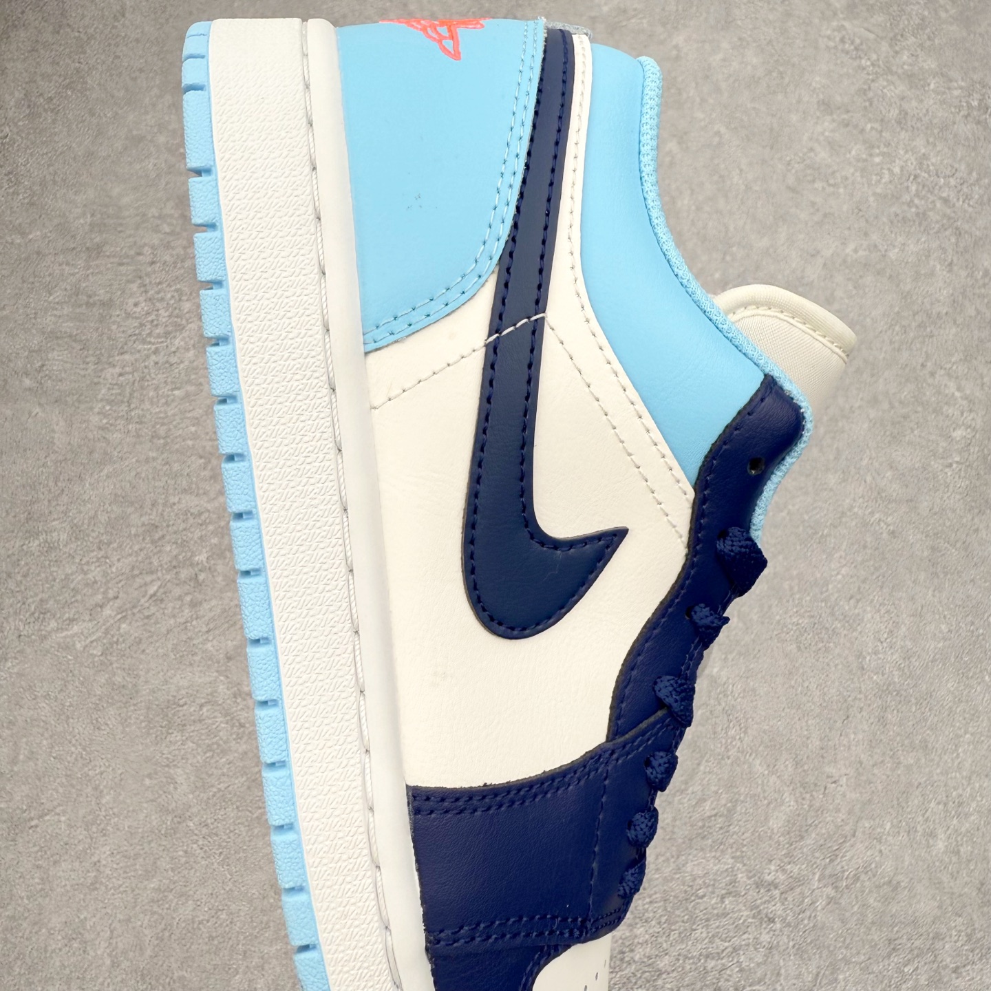 图片[6]-＃DT纯原 Air Jordan AJ1 Low 低帮 553558-149 终端优势供应 市面中低帮最具代表性版本没有之一 口碑大厂出品 品控大底版型不断改良更新 全套原纸板楦头开发 确保原汁原味 完美呈现版型 完美零毛边处理 原厂内置全掌气垫 价格定位良心 平台专用代工流水线出品 一眼公司既视感 拿到手的一瞬间就与众不同 碾压市面所有版本 全部原鞋开发 每一个配色都会采购原鞋确认细节 打破市面看图做货无好货之说 尺码：35.5 36 36.5 37.5 38 38.5 39 40 40.5 41 42 42.5 43 44 44.5 45 46-选品中心