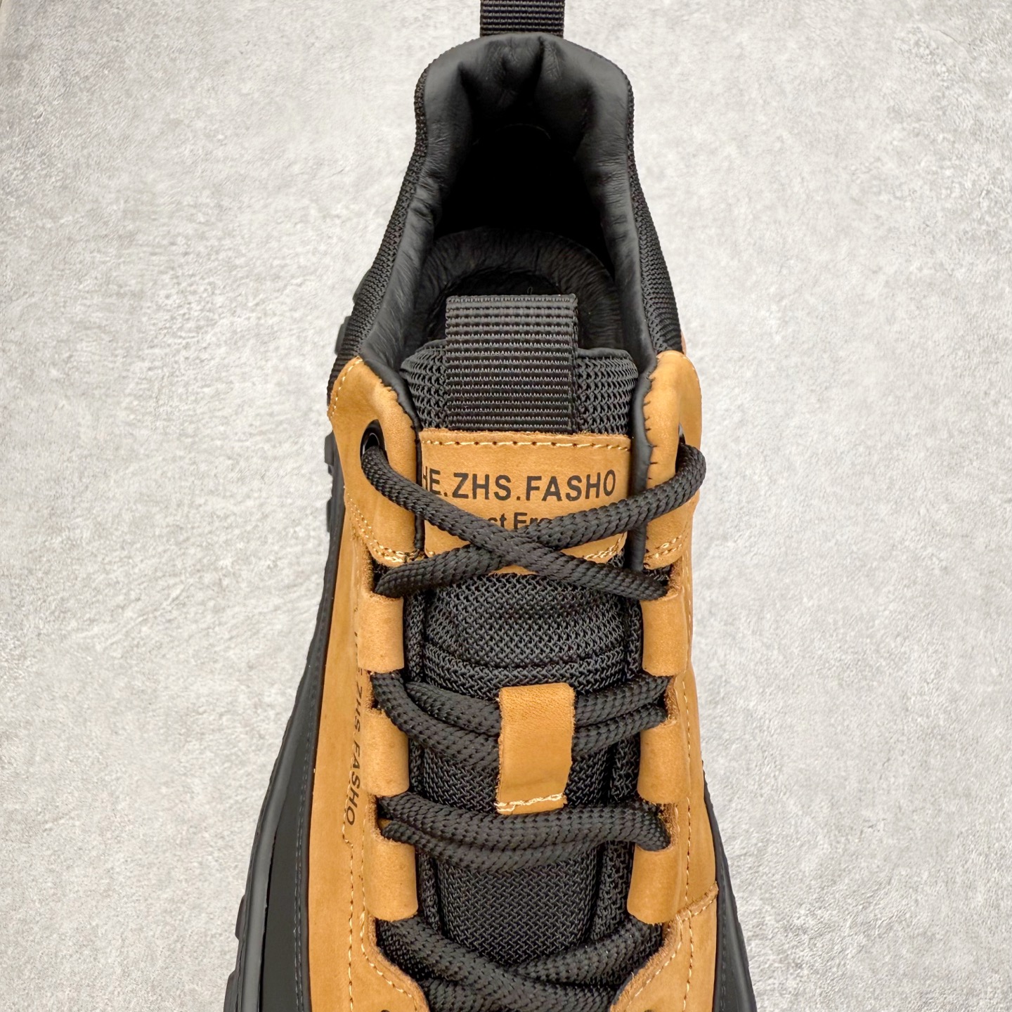 图片[5]-ECCO爱步男款新款运动登山鞋 轻盈减震牛皮耐磨户外跑鞋 越野系列 甄选优质牛皮革搭配纺织衬里 防污透气，户外无忧 无惧旷野 提供出色的能量回弹和缓震支撑 长距离不累脚 驰骋百公里 直接注塑工艺连接鞋面与鞋底 一体成型，合脚稳固 贴合舒适 预防前冲 橡胶外底多地形适应，抓地耐磨 为每一次徒步提供稳定支撑 动态平衡 无惧陡坡 简约设计 穿型入野 尺码：38 39 40 41 42 43（皮鞋码）-选品中心