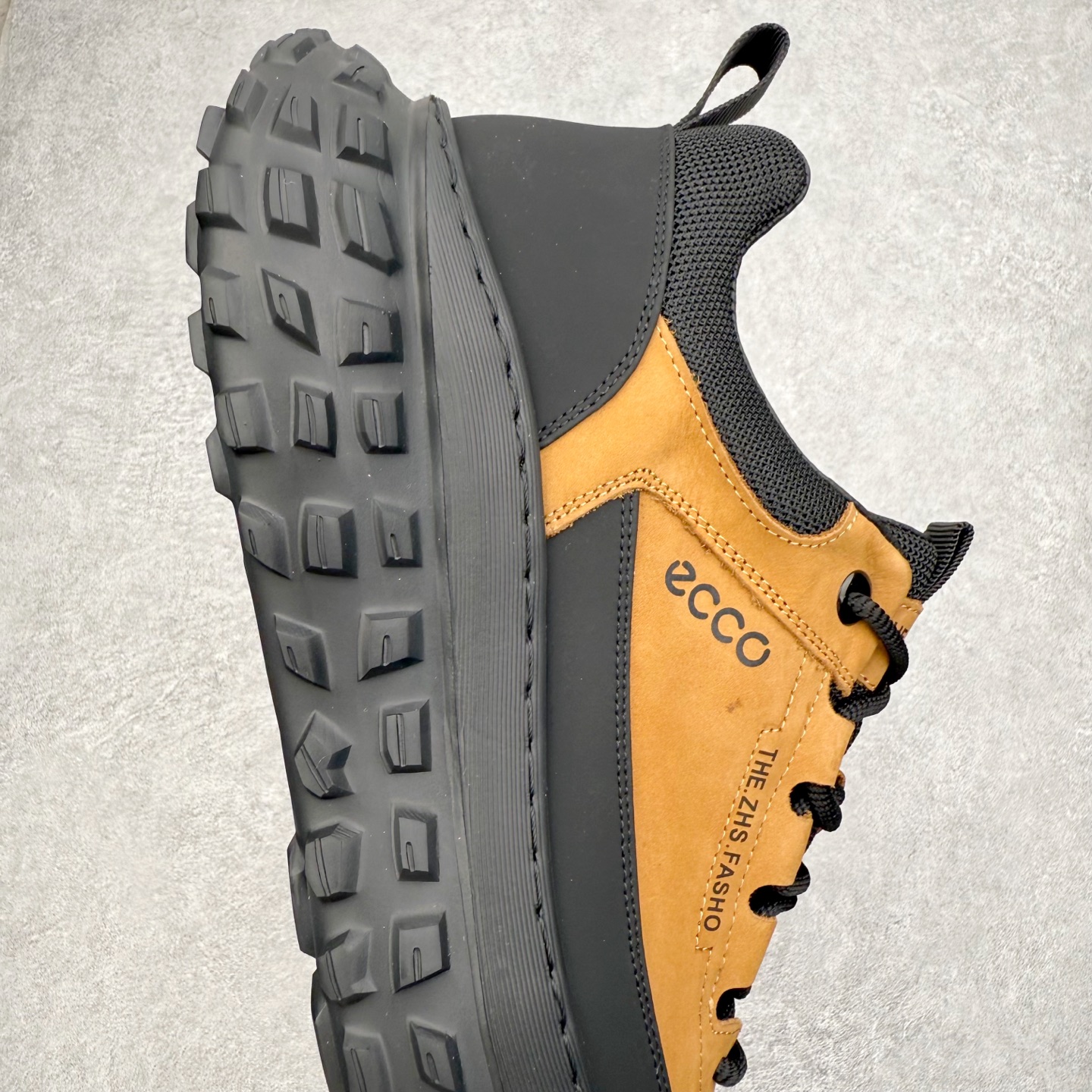 图片[6]-ECCO爱步男款新款运动登山鞋 轻盈减震牛皮耐磨户外跑鞋 越野系列 甄选优质牛皮革搭配纺织衬里 防污透气，户外无忧 无惧旷野 提供出色的能量回弹和缓震支撑 长距离不累脚 驰骋百公里 直接注塑工艺连接鞋面与鞋底 一体成型，合脚稳固 贴合舒适 预防前冲 橡胶外底多地形适应，抓地耐磨 为每一次徒步提供稳定支撑 动态平衡 无惧陡坡 简约设计 穿型入野 尺码：38 39 40 41 42 43（皮鞋码）-选品中心