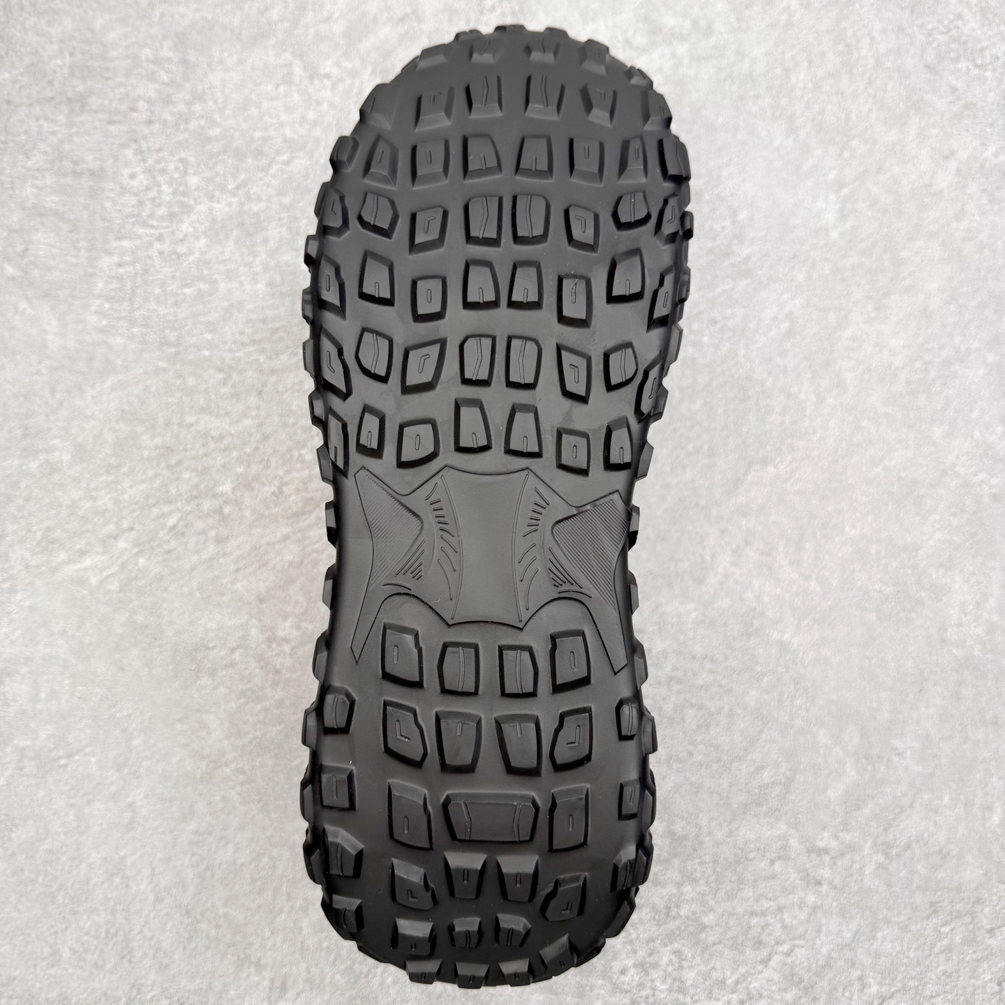 图片[9]-ECCO爱步男款新款运动登山鞋 轻盈减震牛皮耐磨户外跑鞋 越野系列 甄选优质牛皮革搭配纺织衬里 防污透气，户外无忧 无惧旷野 提供出色的能量回弹和缓震支撑 长距离不累脚 驰骋百公里 直接注塑工艺连接鞋面与鞋底 一体成型，合脚稳固 贴合舒适 预防前冲 橡胶外底多地形适应，抓地耐磨 为每一次徒步提供稳定支撑 动态平衡 无惧陡坡 简约设计 穿型入野 尺码：38 39 40 41 42 43（皮鞋码）-选品中心