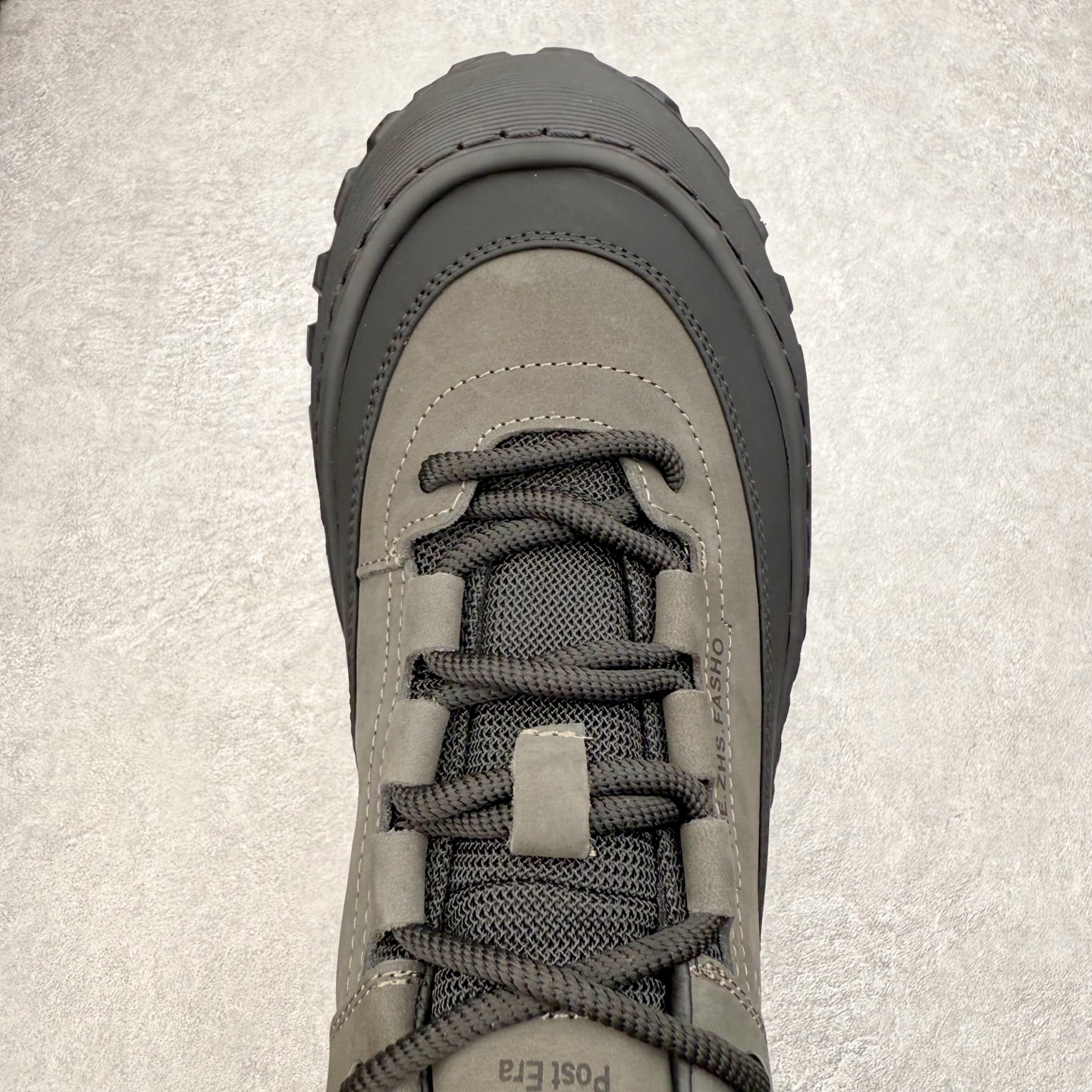 图片[4]-ECCO爱步男款新款运动登山鞋 轻盈减震牛皮耐磨户外跑鞋 越野系列 甄选优质牛皮革搭配纺织衬里 防污透气，户外无忧 无惧旷野 提供出色的能量回弹和缓震支撑 长距离不累脚 驰骋百公里 直接注塑工艺连接鞋面与鞋底 一体成型，合脚稳固 贴合舒适 预防前冲 橡胶外底多地形适应，抓地耐磨 为每一次徒步提供稳定支撑 动态平衡 无惧陡坡 简约设计 穿型入野 尺码：38 39 40 41 42 43（皮鞋码）-选品中心