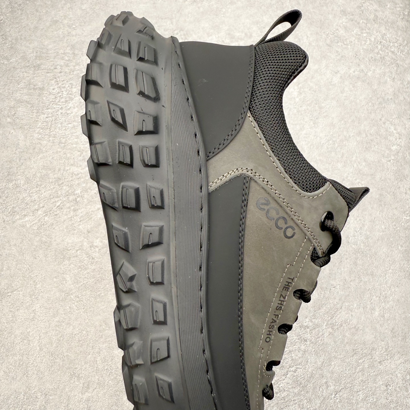 图片[6]-ECCO爱步男款新款运动登山鞋 轻盈减震牛皮耐磨户外跑鞋 越野系列 甄选优质牛皮革搭配纺织衬里 防污透气，户外无忧 无惧旷野 提供出色的能量回弹和缓震支撑 长距离不累脚 驰骋百公里 直接注塑工艺连接鞋面与鞋底 一体成型，合脚稳固 贴合舒适 预防前冲 橡胶外底多地形适应，抓地耐磨 为每一次徒步提供稳定支撑 动态平衡 无惧陡坡 简约设计 穿型入野 尺码：38 39 40 41 42 43（皮鞋码）-选品中心