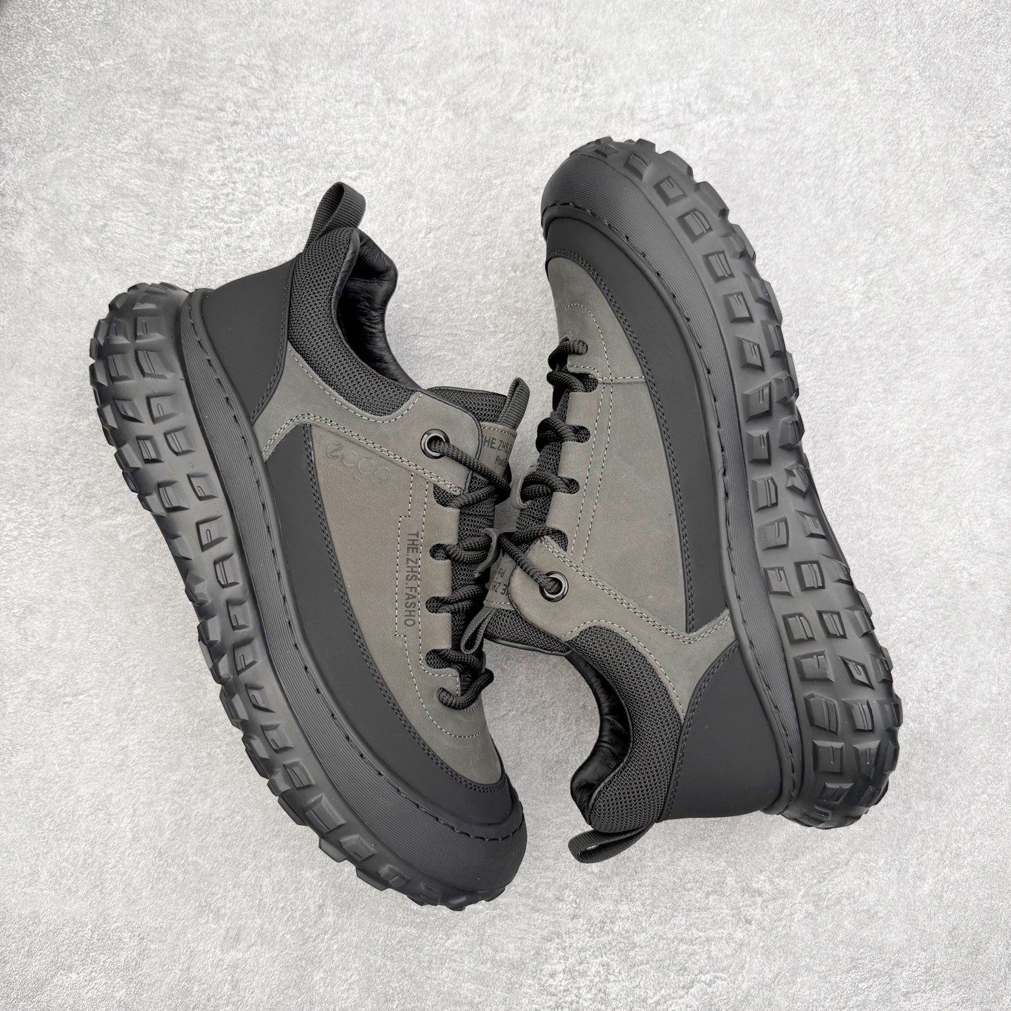 图片[3]-ECCO爱步男款新款运动登山鞋 轻盈减震牛皮耐磨户外跑鞋 越野系列 甄选优质牛皮革搭配纺织衬里 防污透气，户外无忧 无惧旷野 提供出色的能量回弹和缓震支撑 长距离不累脚 驰骋百公里 直接注塑工艺连接鞋面与鞋底 一体成型，合脚稳固 贴合舒适 预防前冲 橡胶外底多地形适应，抓地耐磨 为每一次徒步提供稳定支撑 动态平衡 无惧陡坡 简约设计 穿型入野 尺码：38 39 40 41 42 43（皮鞋码）-选品中心