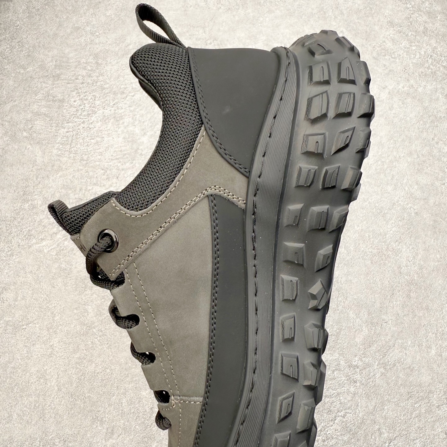 图片[7]-ECCO爱步男款新款运动登山鞋 轻盈减震牛皮耐磨户外跑鞋 越野系列 甄选优质牛皮革搭配纺织衬里 防污透气，户外无忧 无惧旷野 提供出色的能量回弹和缓震支撑 长距离不累脚 驰骋百公里 直接注塑工艺连接鞋面与鞋底 一体成型，合脚稳固 贴合舒适 预防前冲 橡胶外底多地形适应，抓地耐磨 为每一次徒步提供稳定支撑 动态平衡 无惧陡坡 简约设计 穿型入野 尺码：38 39 40 41 42 43（皮鞋码）-选品中心