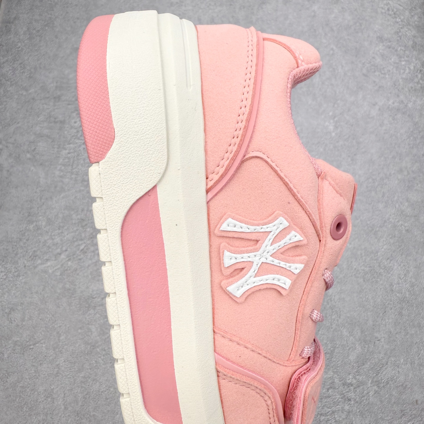 图片[6]-MLB Chunky Liner Basic 复古印花学长鞋系列低帮轻量增高厚底百搭休闲运动慢跑鞋板鞋 Korea韩国联名NY美国榄球纽约洋基队限定 韩国代购专供 全套原楦原纸板原厂数据开发 正确中底拉帮中底网布细节 平台代购专供 左脚内置芯片 韩国代购吊牌标贴 独家一比一RB+MD组合大底 高频后跟小人Logo精准对位立体饱满 正确网布加超迁鞋面 转印中底走线紧密 转印Logo工艺表层防刮不掉色 尺码：35 36 36.5 37.5 38 38.5 39 40 40.5 41 42 42.5 43 44 45-选品中心