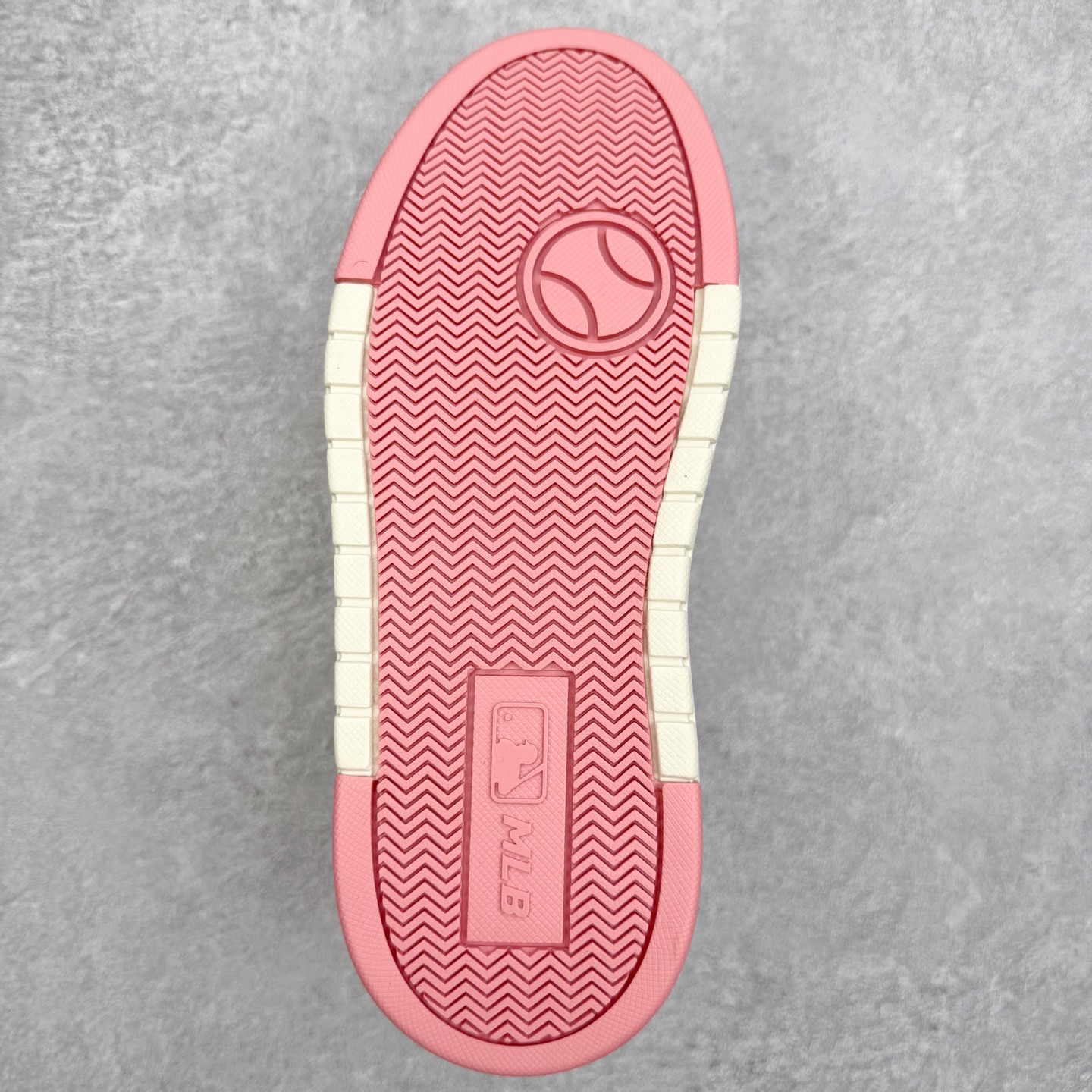 图片[8]-MLB Chunky Liner Basic 复古印花学长鞋系列低帮轻量增高厚底百搭休闲运动慢跑鞋板鞋 Korea韩国联名NY美国榄球纽约洋基队限定 韩国代购专供 全套原楦原纸板原厂数据开发 正确中底拉帮中底网布细节 平台代购专供 左脚内置芯片 韩国代购吊牌标贴 独家一比一RB+MD组合大底 高频后跟小人Logo精准对位立体饱满 正确网布加超迁鞋面 转印中底走线紧密 转印Logo工艺表层防刮不掉色 尺码：35 36 36.5 37.5 38 38.5 39 40 40.5 41 42 42.5 43 44 45-选品中心