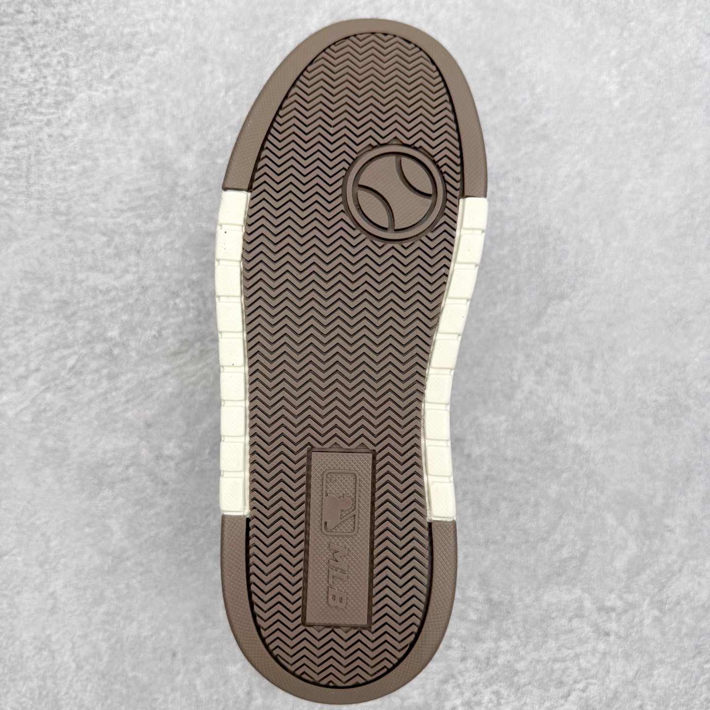 图片[9]-MLB Chunky Liner Basic 复古印花学长鞋系列低帮轻量增高厚底百搭休闲运动慢跑鞋板鞋 Korea韩国联名NY美国榄球纽约洋基队限定 韩国代购专供 全套原楦原纸板原厂数据开发 正确中底拉帮中底网布细节 平台代购专供 左脚内置芯片 韩国代购吊牌标贴 独家一比一RB+MD组合大底 高频后跟小人Logo精准对位立体饱满 正确网布加超迁鞋面 转印中底走线紧密 转印Logo工艺表层防刮不掉色 尺码：35 36 36.5 37.5 38 38.5 39 40 40.5 41 42 42.5 43 44 45-选品中心