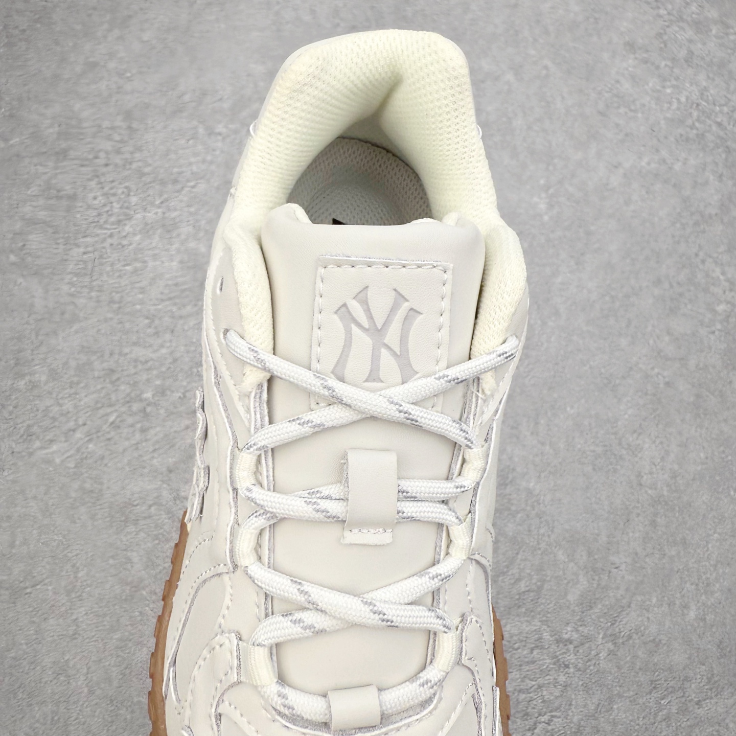 图片[5]-MLB 纽约洋基队合成革休闲舒适复古时尚双色鞋带轻量运动百搭豆豆薄底鞋防滑轻便低帮板鞋 男女同款 MLB是韩国F&F旗下潮流服装品牌，拥有150年历史的经典传统，是街头文化和国际生活方式的领导者。MLB 拥有包括男装、女装、童装、配饰在内的全品类服饰，提供覆盖各性别、各年龄层、From Head to Toe的穿搭装备。其产品结合了韩国的时尚造型与质感，展现了运动服饰也可以兼具时尚潮流的风格。在产品设计上，MLB不仅融合了美国职业棒球大联盟的各当家球队，更结合了棒球运动中的各个元素。尺码：35 36 36.5 37.5 38 38.5 39 40 40.5 41 42 42.5 43 44 44.5 45-选品中心