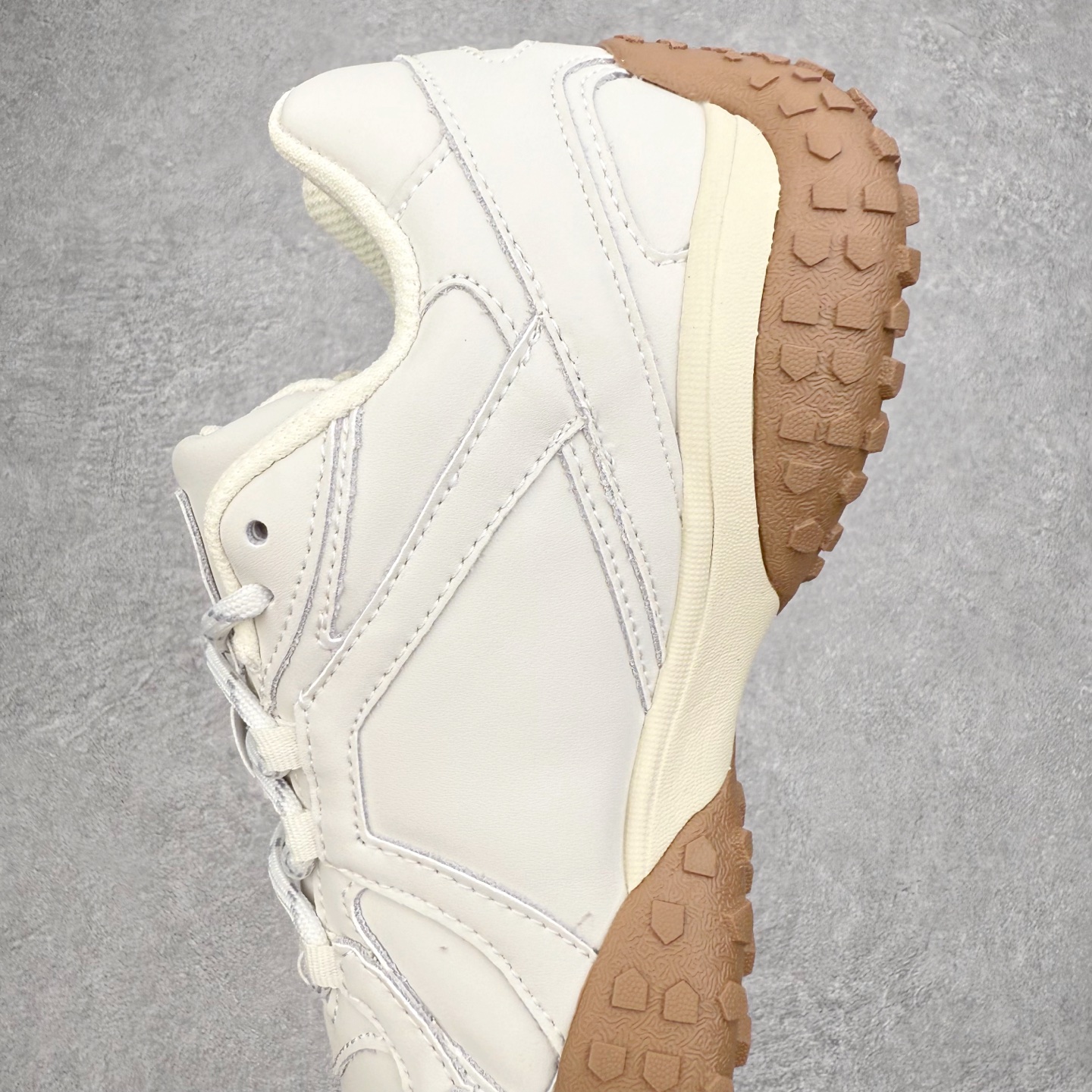 图片[7]-MLB 纽约洋基队合成革休闲舒适复古时尚双色鞋带轻量运动百搭豆豆薄底鞋防滑轻便低帮板鞋 男女同款 MLB是韩国F&F旗下潮流服装品牌，拥有150年历史的经典传统，是街头文化和国际生活方式的领导者。MLB 拥有包括男装、女装、童装、配饰在内的全品类服饰，提供覆盖各性别、各年龄层、From Head to Toe的穿搭装备。其产品结合了韩国的时尚造型与质感，展现了运动服饰也可以兼具时尚潮流的风格。在产品设计上，MLB不仅融合了美国职业棒球大联盟的各当家球队，更结合了棒球运动中的各个元素。尺码：35 36 36.5 37.5 38 38.5 39 40 40.5 41 42 42.5 43 44 44.5 45-选品中心