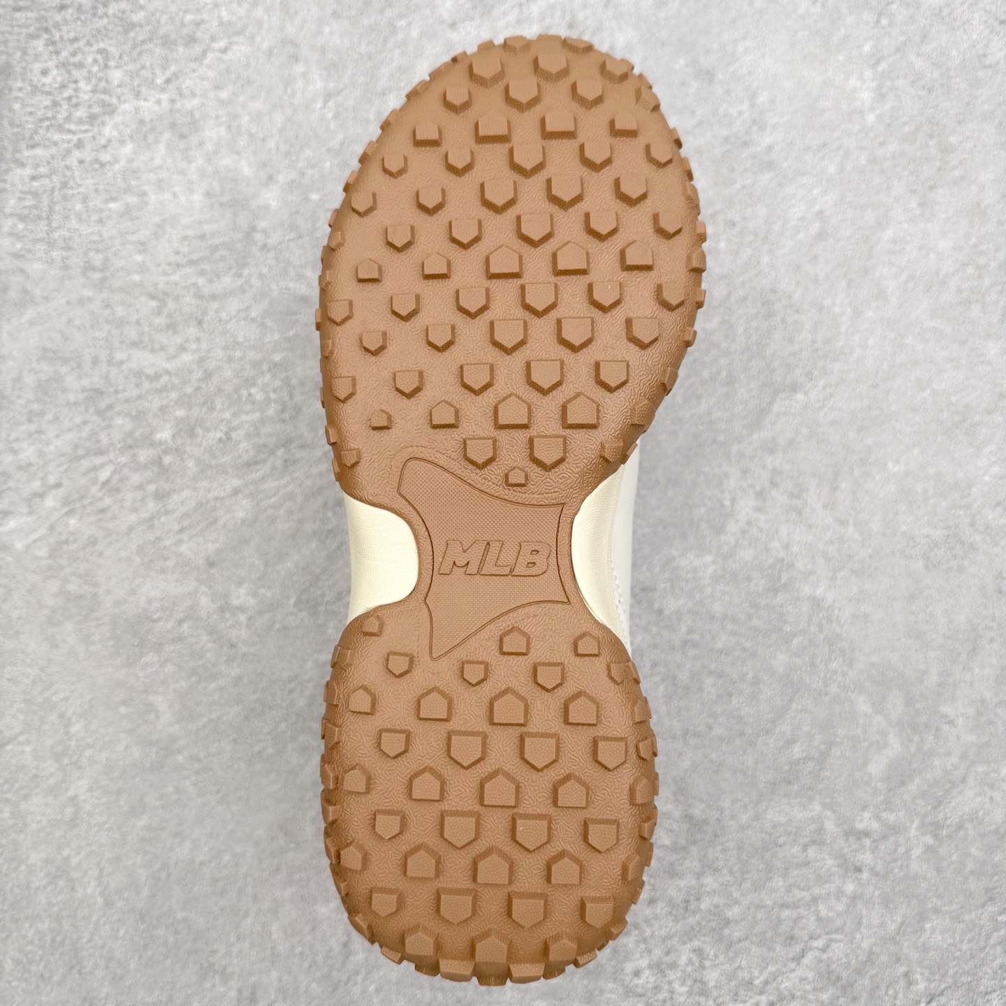 图片[9]-MLB 纽约洋基队合成革休闲舒适复古时尚双色鞋带轻量运动百搭豆豆薄底鞋防滑轻便低帮板鞋 男女同款 MLB是韩国F&F旗下潮流服装品牌，拥有150年历史的经典传统，是街头文化和国际生活方式的领导者。MLB 拥有包括男装、女装、童装、配饰在内的全品类服饰，提供覆盖各性别、各年龄层、From Head to Toe的穿搭装备。其产品结合了韩国的时尚造型与质感，展现了运动服饰也可以兼具时尚潮流的风格。在产品设计上，MLB不仅融合了美国职业棒球大联盟的各当家球队，更结合了棒球运动中的各个元素。尺码：35 36 36.5 37.5 38 38.5 39 40 40.5 41 42 42.5 43 44 44.5 45-选品中心