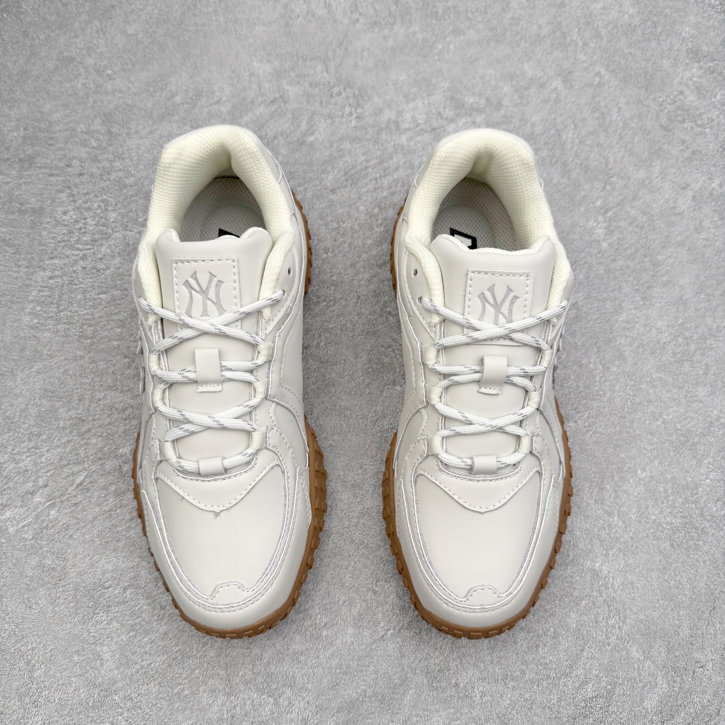 图片[2]-MLB 纽约洋基队合成革休闲舒适复古时尚双色鞋带轻量运动百搭豆豆薄底鞋防滑轻便低帮板鞋 男女同款 MLB是韩国F&F旗下潮流服装品牌，拥有150年历史的经典传统，是街头文化和国际生活方式的领导者。MLB 拥有包括男装、女装、童装、配饰在内的全品类服饰，提供覆盖各性别、各年龄层、From Head to Toe的穿搭装备。其产品结合了韩国的时尚造型与质感，展现了运动服饰也可以兼具时尚潮流的风格。在产品设计上，MLB不仅融合了美国职业棒球大联盟的各当家球队，更结合了棒球运动中的各个元素。尺码：35 36 36.5 37.5 38 38.5 39 40 40.5 41 42 42.5 43 44 44.5 45-选品中心