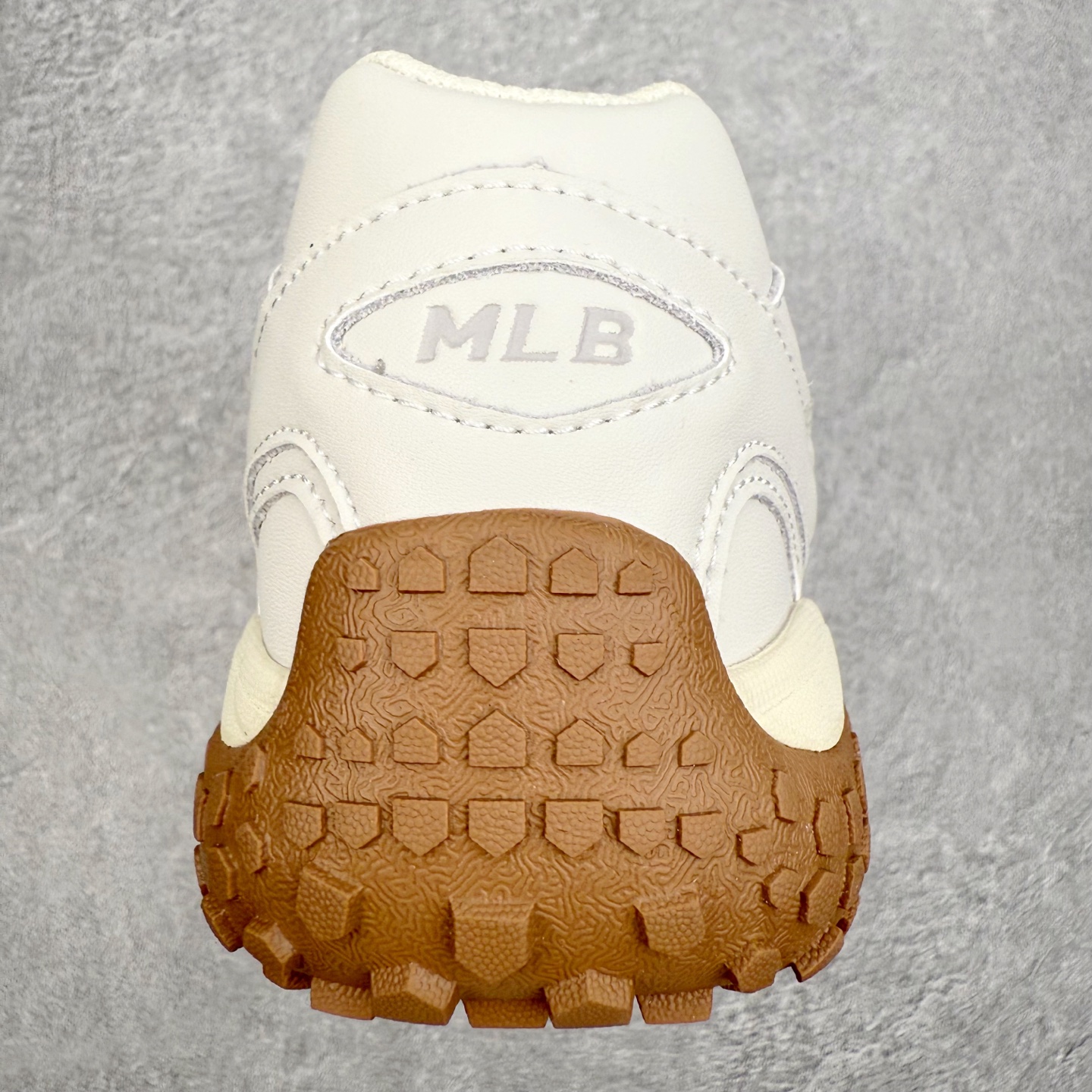 图片[8]-MLB 纽约洋基队合成革休闲舒适复古时尚双色鞋带轻量运动百搭豆豆薄底鞋防滑轻便低帮板鞋 男女同款 MLB是韩国F&F旗下潮流服装品牌，拥有150年历史的经典传统，是街头文化和国际生活方式的领导者。MLB 拥有包括男装、女装、童装、配饰在内的全品类服饰，提供覆盖各性别、各年龄层、From Head to Toe的穿搭装备。其产品结合了韩国的时尚造型与质感，展现了运动服饰也可以兼具时尚潮流的风格。在产品设计上，MLB不仅融合了美国职业棒球大联盟的各当家球队，更结合了棒球运动中的各个元素。尺码：35 36 36.5 37.5 38 38.5 39 40 40.5 41 42 42.5 43 44 44.5 45-选品中心