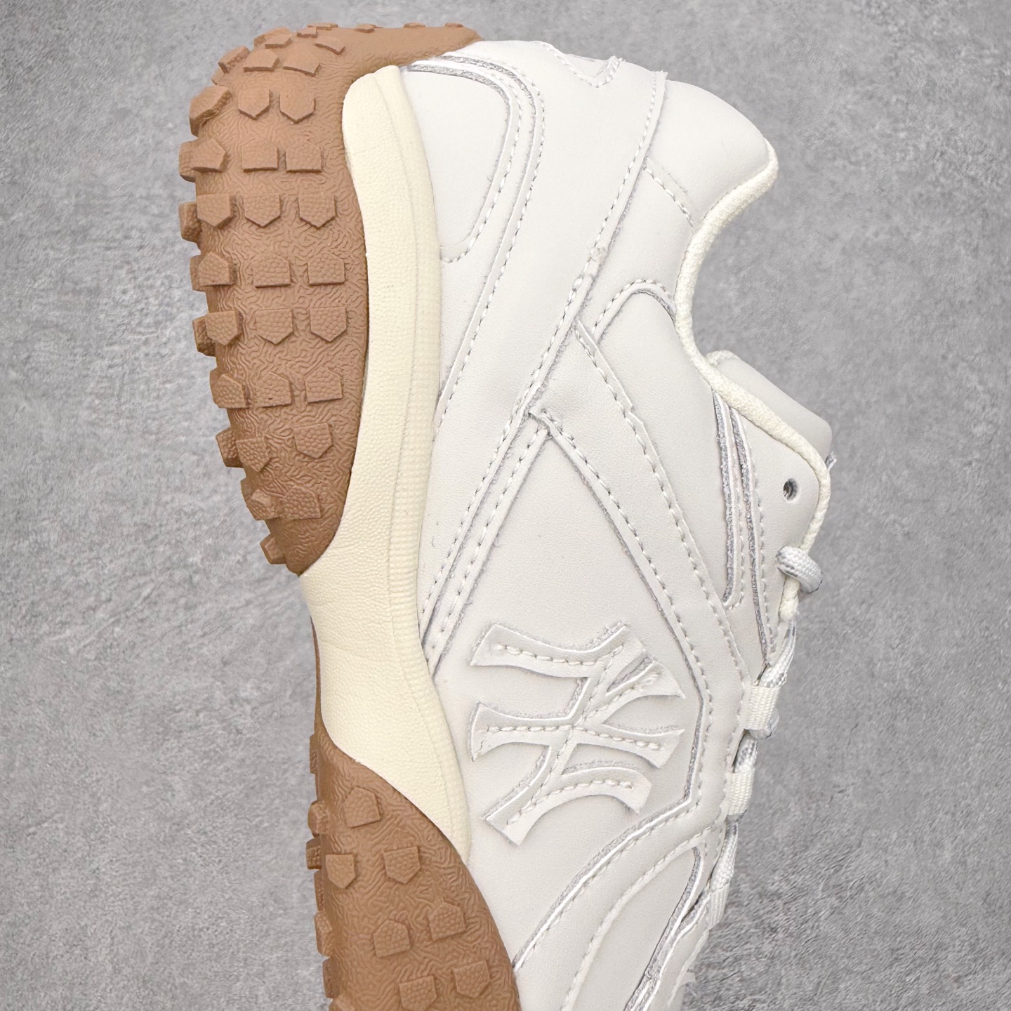 图片[6]-MLB 纽约洋基队合成革休闲舒适复古时尚双色鞋带轻量运动百搭豆豆薄底鞋防滑轻便低帮板鞋 男女同款 MLB是韩国F&F旗下潮流服装品牌，拥有150年历史的经典传统，是街头文化和国际生活方式的领导者。MLB 拥有包括男装、女装、童装、配饰在内的全品类服饰，提供覆盖各性别、各年龄层、From Head to Toe的穿搭装备。其产品结合了韩国的时尚造型与质感，展现了运动服饰也可以兼具时尚潮流的风格。在产品设计上，MLB不仅融合了美国职业棒球大联盟的各当家球队，更结合了棒球运动中的各个元素。尺码：35 36 36.5 37.5 38 38.5 39 40 40.5 41 42 42.5 43 44 44.5 45-选品中心