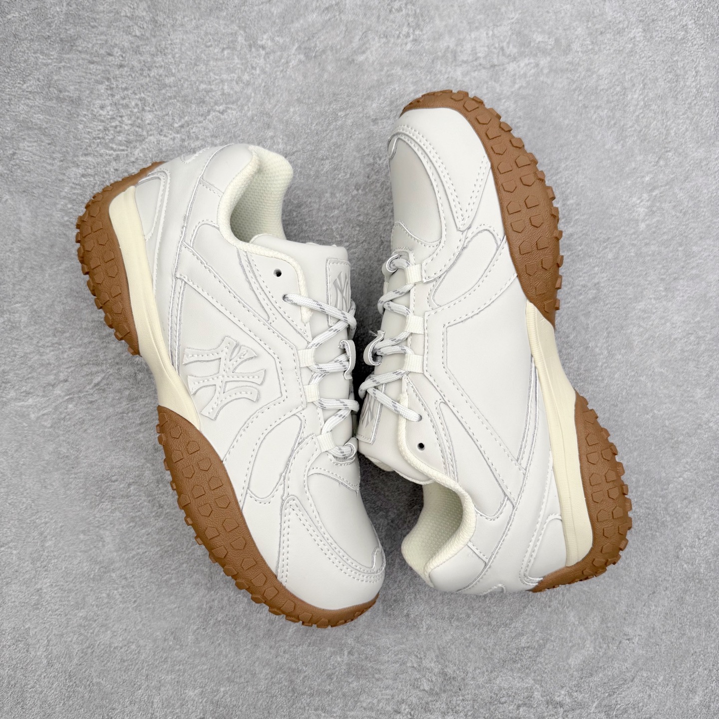 图片[3]-MLB 纽约洋基队合成革休闲舒适复古时尚双色鞋带轻量运动百搭豆豆薄底鞋防滑轻便低帮板鞋 男女同款 MLB是韩国F&F旗下潮流服装品牌，拥有150年历史的经典传统，是街头文化和国际生活方式的领导者。MLB 拥有包括男装、女装、童装、配饰在内的全品类服饰，提供覆盖各性别、各年龄层、From Head to Toe的穿搭装备。其产品结合了韩国的时尚造型与质感，展现了运动服饰也可以兼具时尚潮流的风格。在产品设计上，MLB不仅融合了美国职业棒球大联盟的各当家球队，更结合了棒球运动中的各个元素。尺码：35 36 36.5 37.5 38 38.5 39 40 40.5 41 42 42.5 43 44 44.5 45-选品中心