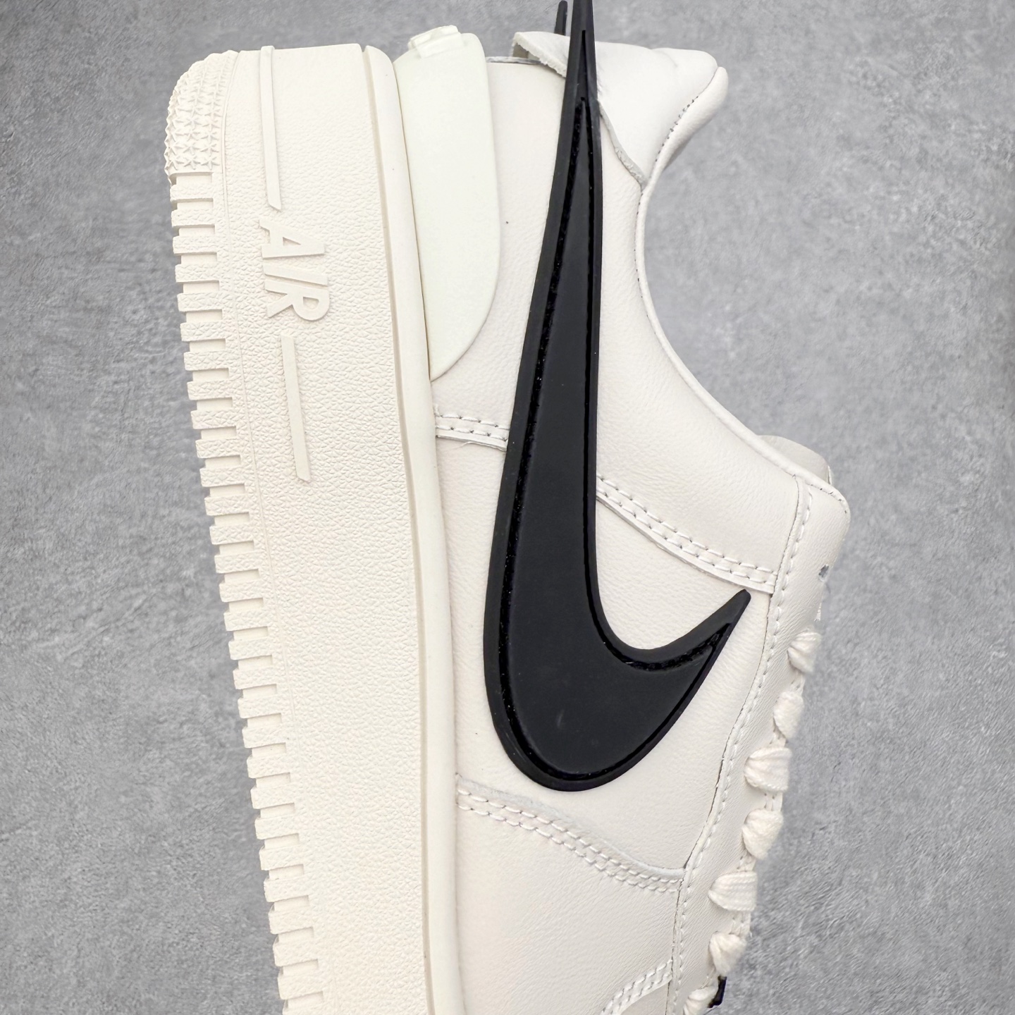 图片[6]-＃福利特价 AMBUSH x NK Air Force 1 Low 空军一号低帮运动板鞋 联名大钩 全网最具性价比版本没有之一 2022全新楦头鞋型 鱼鳞大底 历时开发三个月 清洁度完美 二维码鞋标 内置芯片及solo气垫 大底高度及其弧度依照正品 钢印 logo刺绣 鞋口弧度 鞋头长度 鞋面冲孔 鞋垫背胶及钢印 完美鞋型对比正品 每一处都是细节满满 尺码：36 36.5 37.5 38 38.5 39 40 40.5 41 42 42.5 43 44 44.5 45 46-选品中心