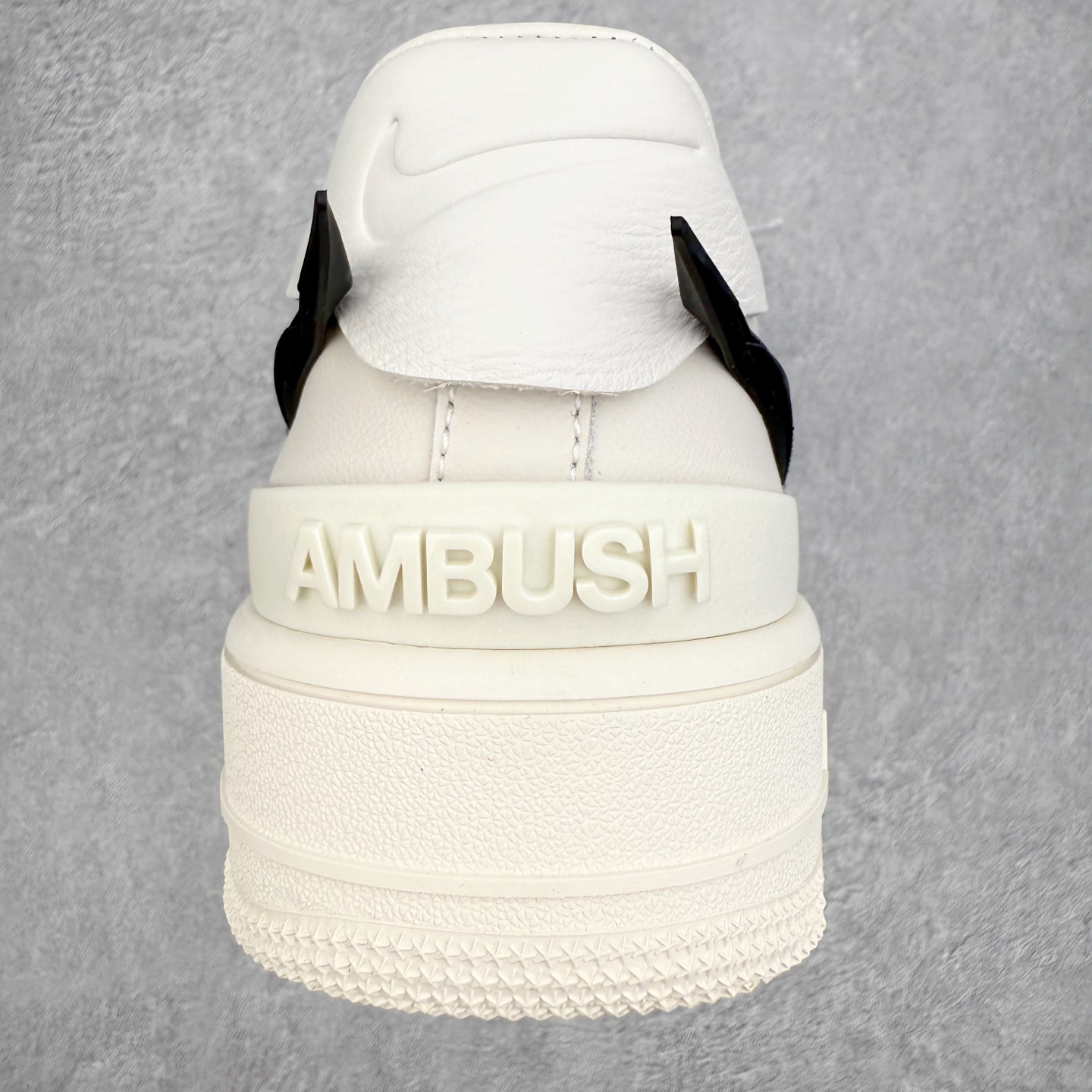 图片[8]-＃福利特价 AMBUSH x NK Air Force 1 Low 空军一号低帮运动板鞋 联名大钩 全网最具性价比版本没有之一 2022全新楦头鞋型 鱼鳞大底 历时开发三个月 清洁度完美 二维码鞋标 内置芯片及solo气垫 大底高度及其弧度依照正品 钢印 logo刺绣 鞋口弧度 鞋头长度 鞋面冲孔 鞋垫背胶及钢印 完美鞋型对比正品 每一处都是细节满满 尺码：36 36.5 37.5 38 38.5 39 40 40.5 41 42 42.5 43 44 44.5 45 46-选品中心