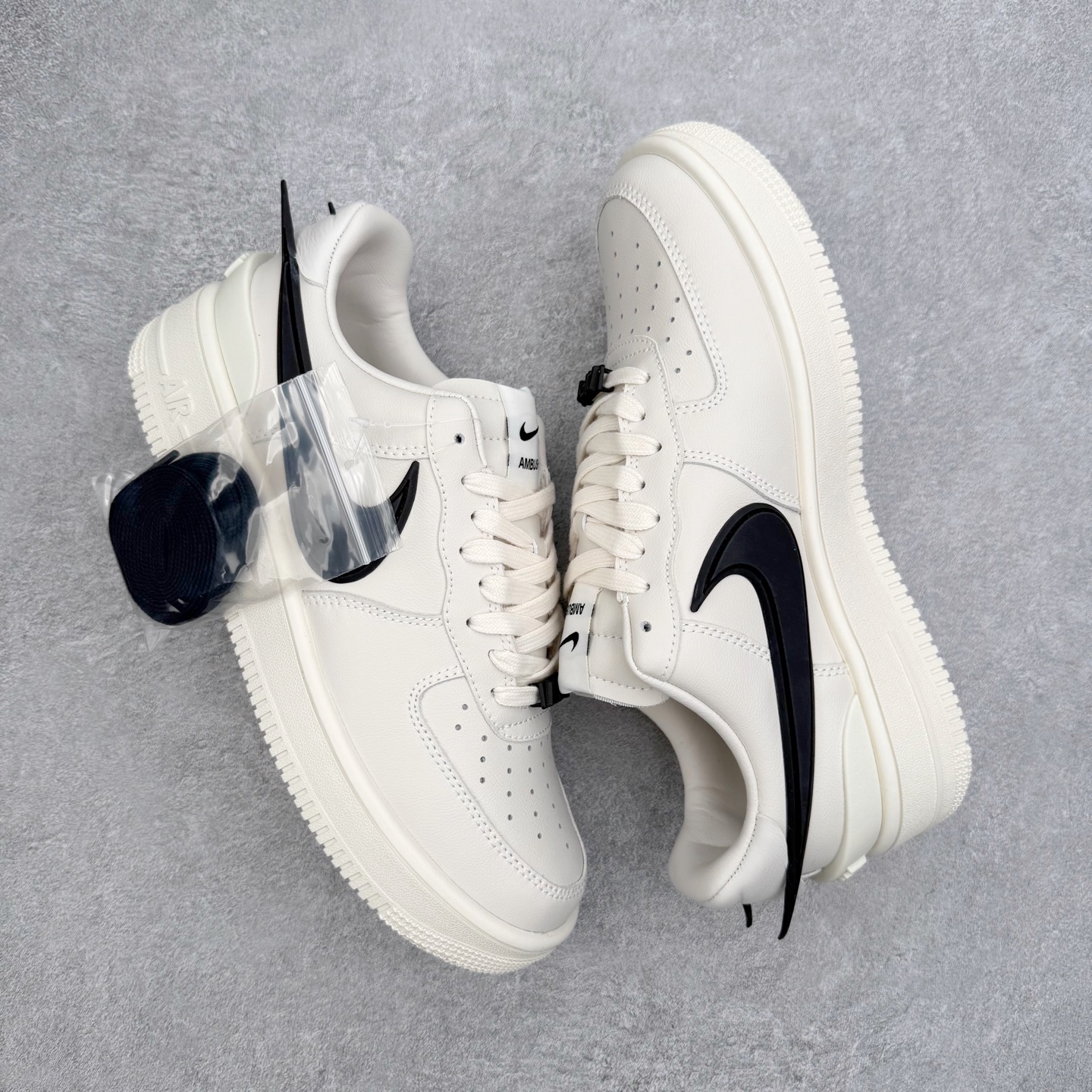 图片[3]-＃福利特价 AMBUSH x NK Air Force 1 Low 空军一号低帮运动板鞋 联名大钩 全网最具性价比版本没有之一 2022全新楦头鞋型 鱼鳞大底 历时开发三个月 清洁度完美 二维码鞋标 内置芯片及solo气垫 大底高度及其弧度依照正品 钢印 logo刺绣 鞋口弧度 鞋头长度 鞋面冲孔 鞋垫背胶及钢印 完美鞋型对比正品 每一处都是细节满满 尺码：36 36.5 37.5 38 38.5 39 40 40.5 41 42 42.5 43 44 44.5 45 46-选品中心